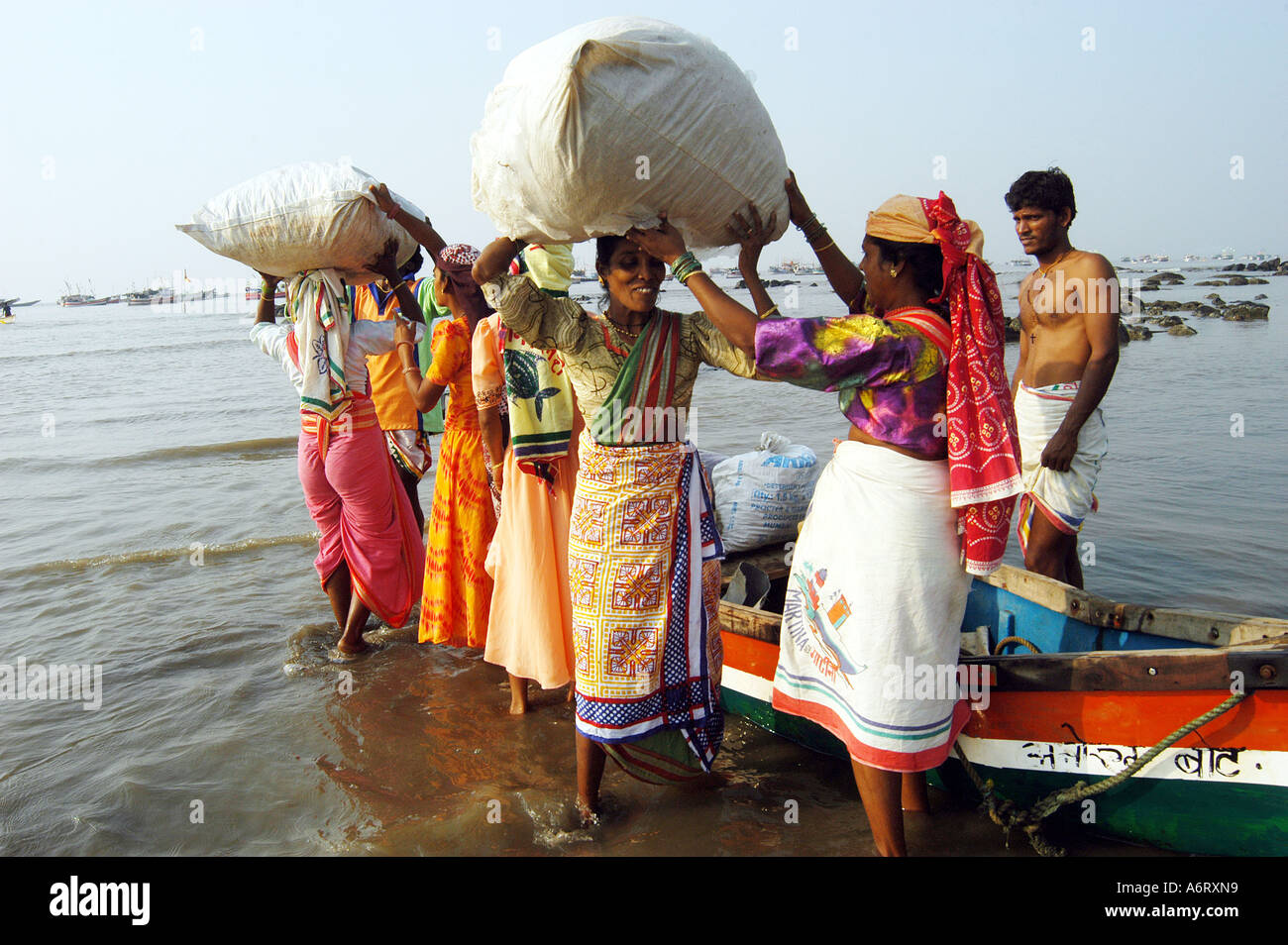 Asiática India pescadoras con cargas de pescado sobre sus cabezas , Bombay , Bombay, India Foto de stock