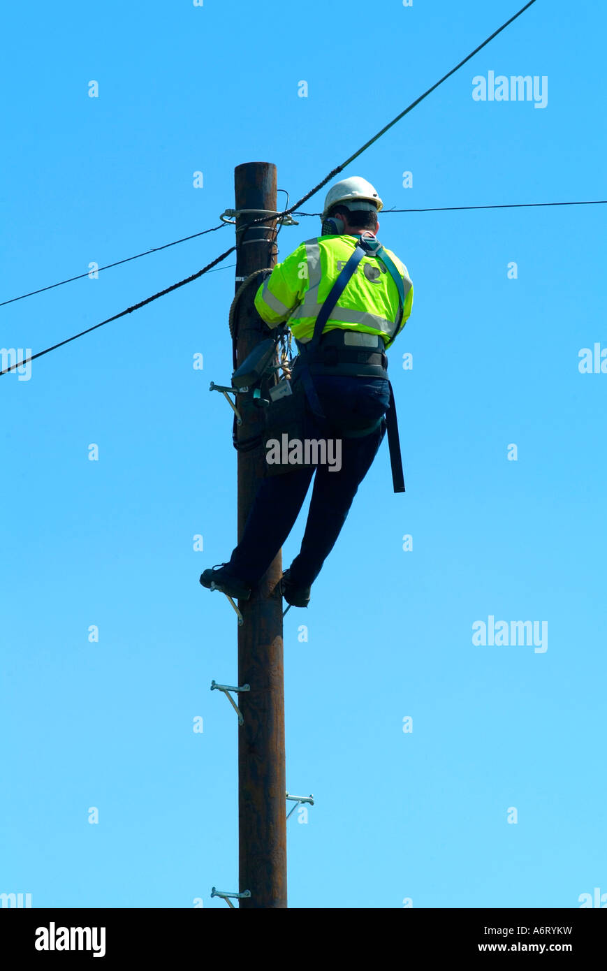 Ingeniero de teléfono hasta un poste de telégrafo Foto de stock