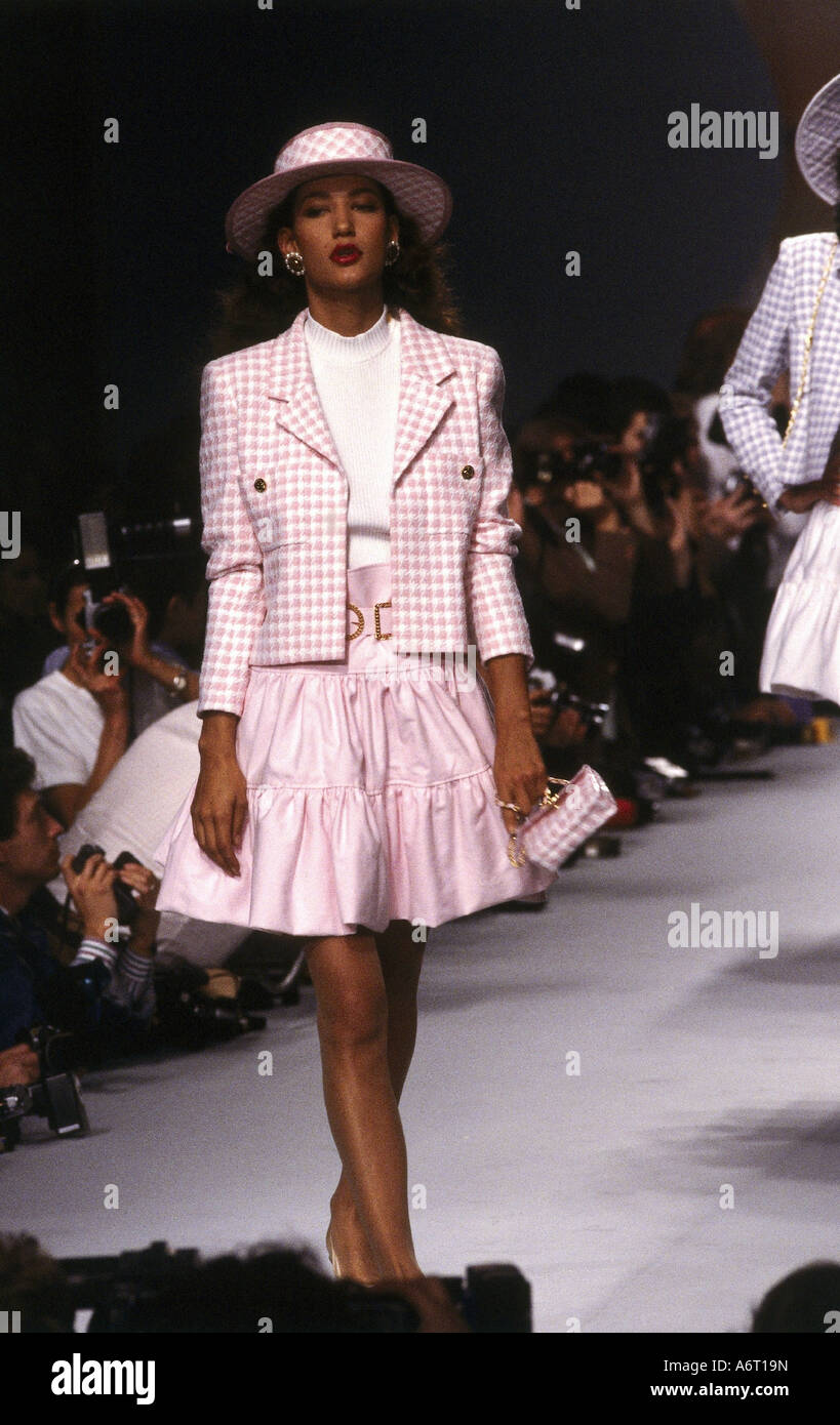 Moda, 1980, maniquí, vestido falda y chaqueta, media longitud, pasarela,  primavera verano, Pret-a-Porter, por Chanel, París, 1988, 80 Fotografía de  stock - Alamy