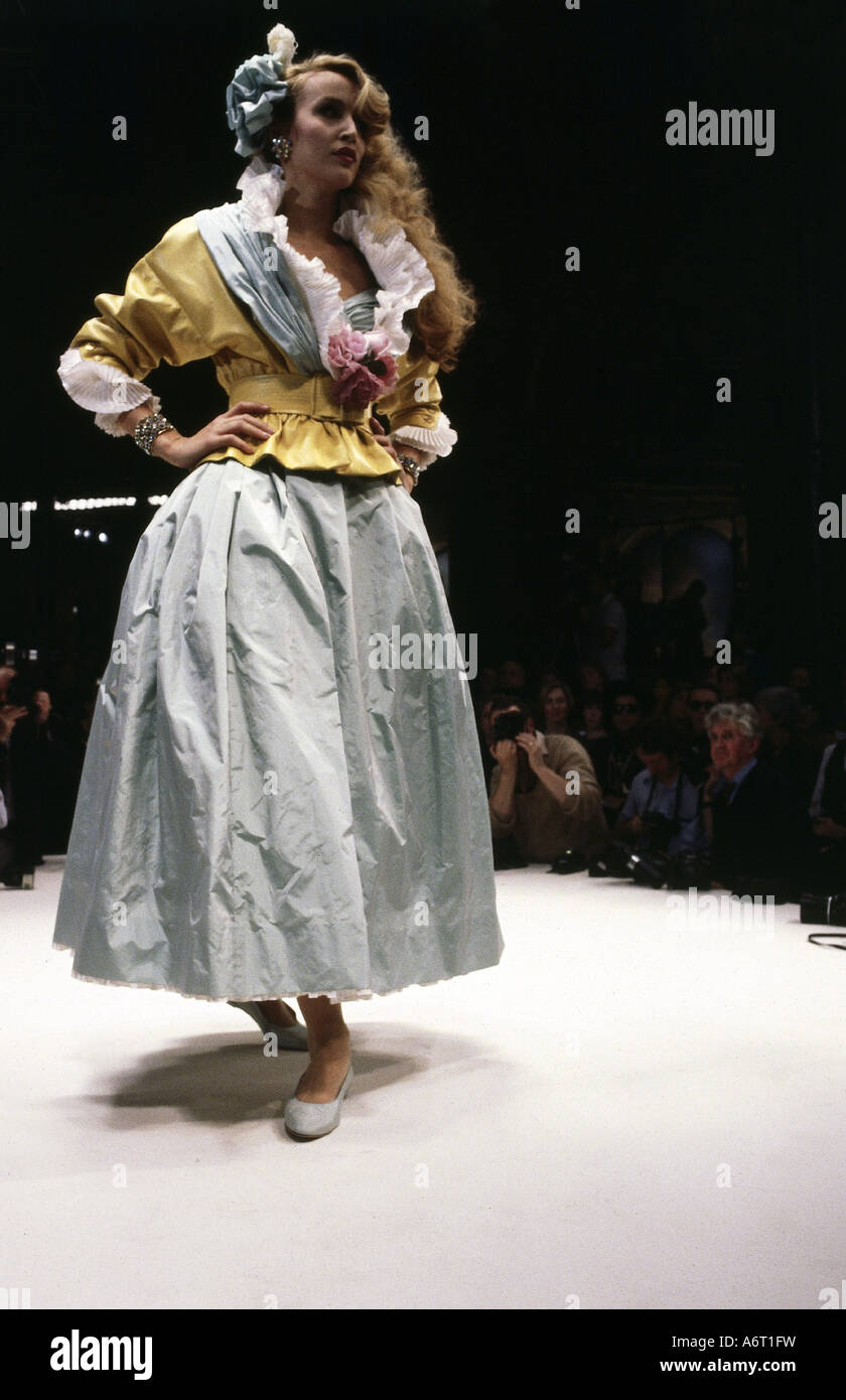 Moda, 1980, maniquí, longitud completa, vestido falda y chaqueta, pasarela,  primavera verano, por Chanel, París, 1985, 80 Fotografía de stock - Alamy