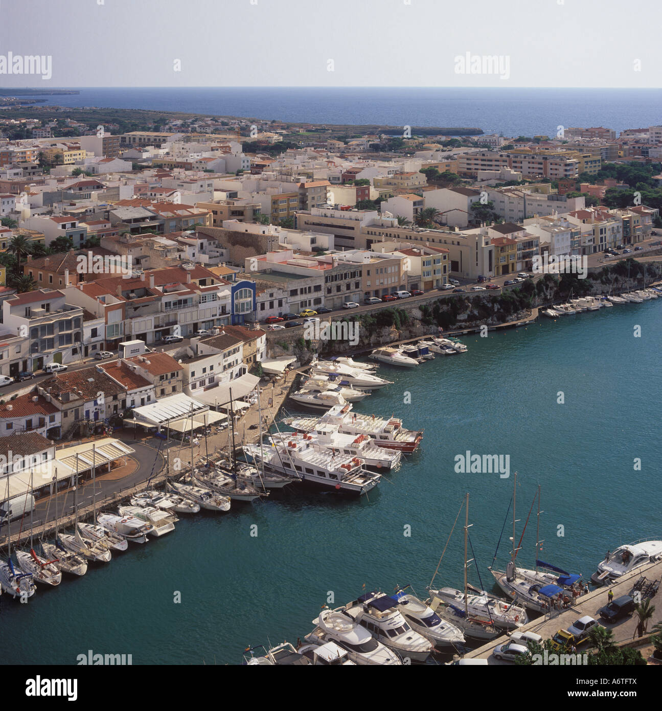 Vista aérea - El Waterside restaurantes y pequeñas embarcaciones en la calle Marina a la cabeza del Puerto de La Ciutadella - Mirando al sur - Cit Foto de stock