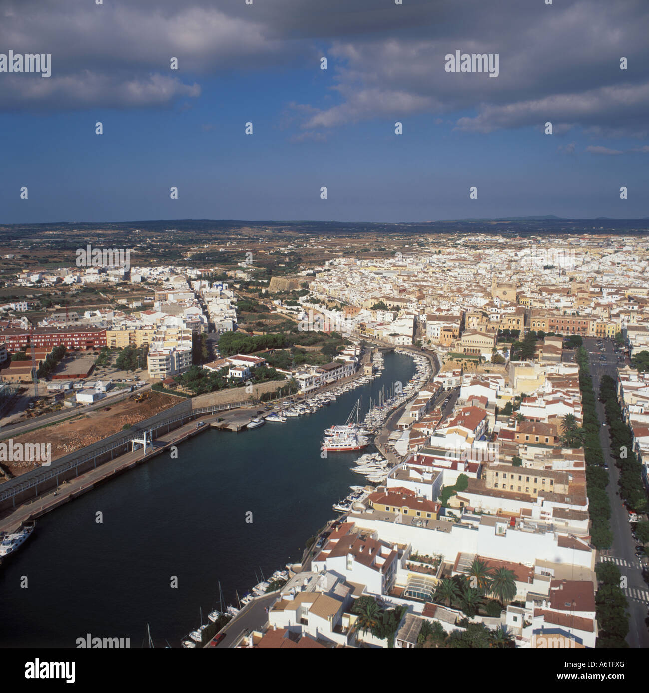 Vista aérea - mirando al norte a través del puerto / Puerto de La Ciutadella hacia la ciudad de Ciudadela / Ciutadella, Menorca. Foto de stock