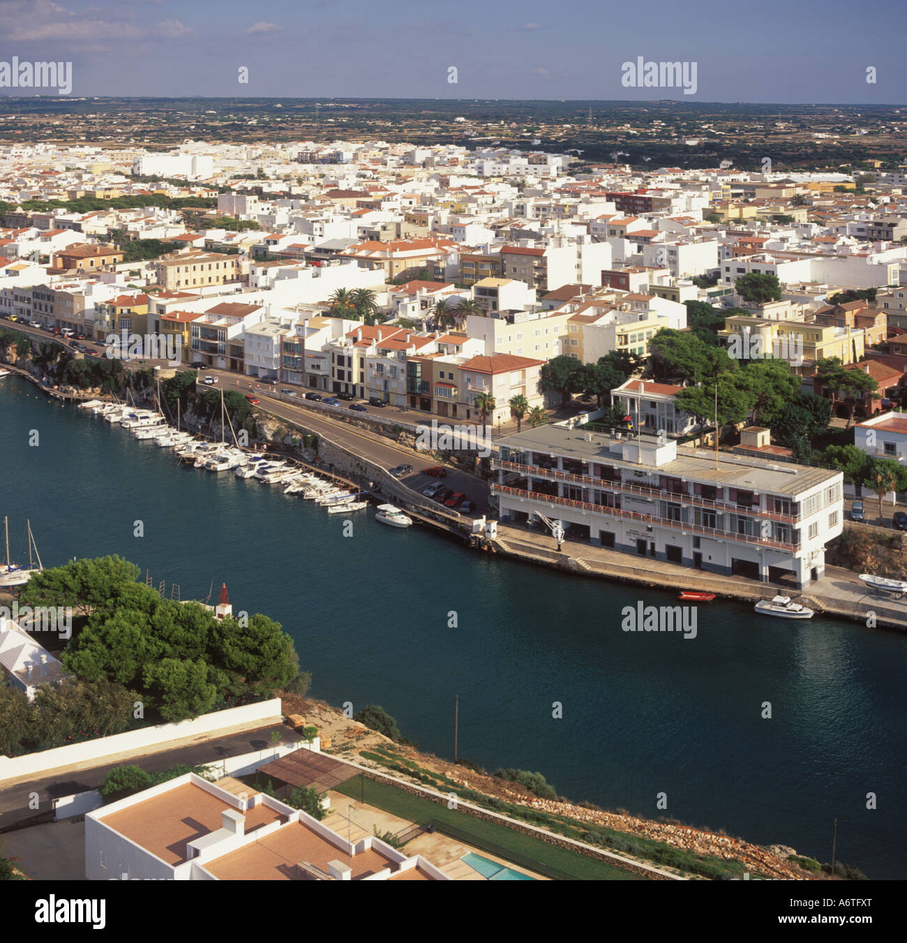 Vista aérea - Mirando hacia el este a través de la cabecera del puerto / Puerto de la Ciutadella, Menorca. Foto de stock