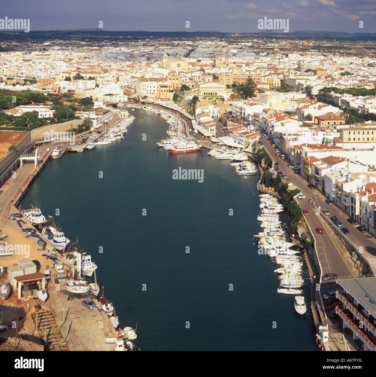 Vista aérea - Mirando al noreste a través del puerto / Puerto de la Ciutadella, Menorca. Foto de stock