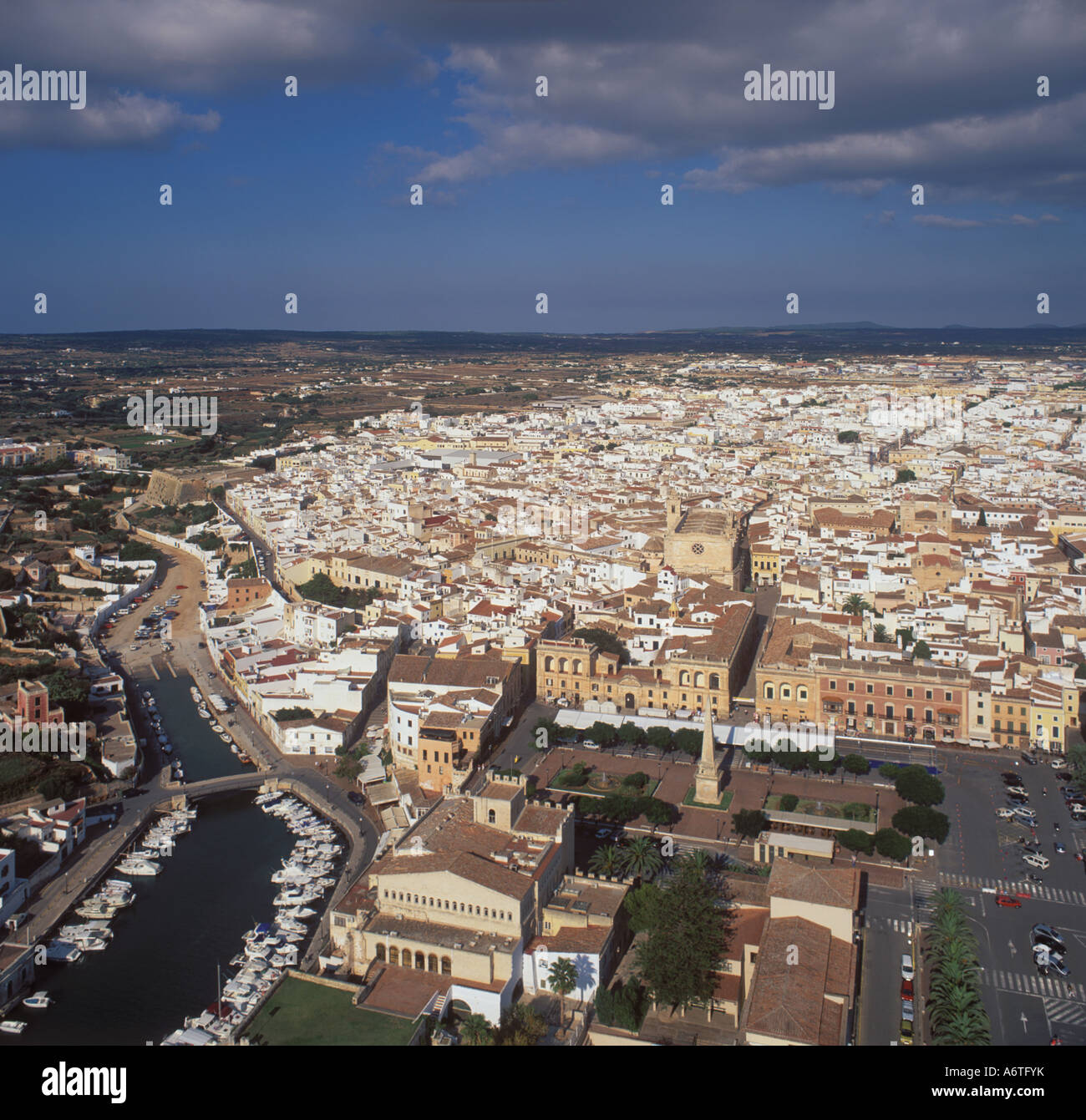 Vista aérea - Mirando al noreste en la plaza principal de la ciudad de Ciutadella / Ciudadella, West Coast Menorca / Menorca Foto de stock