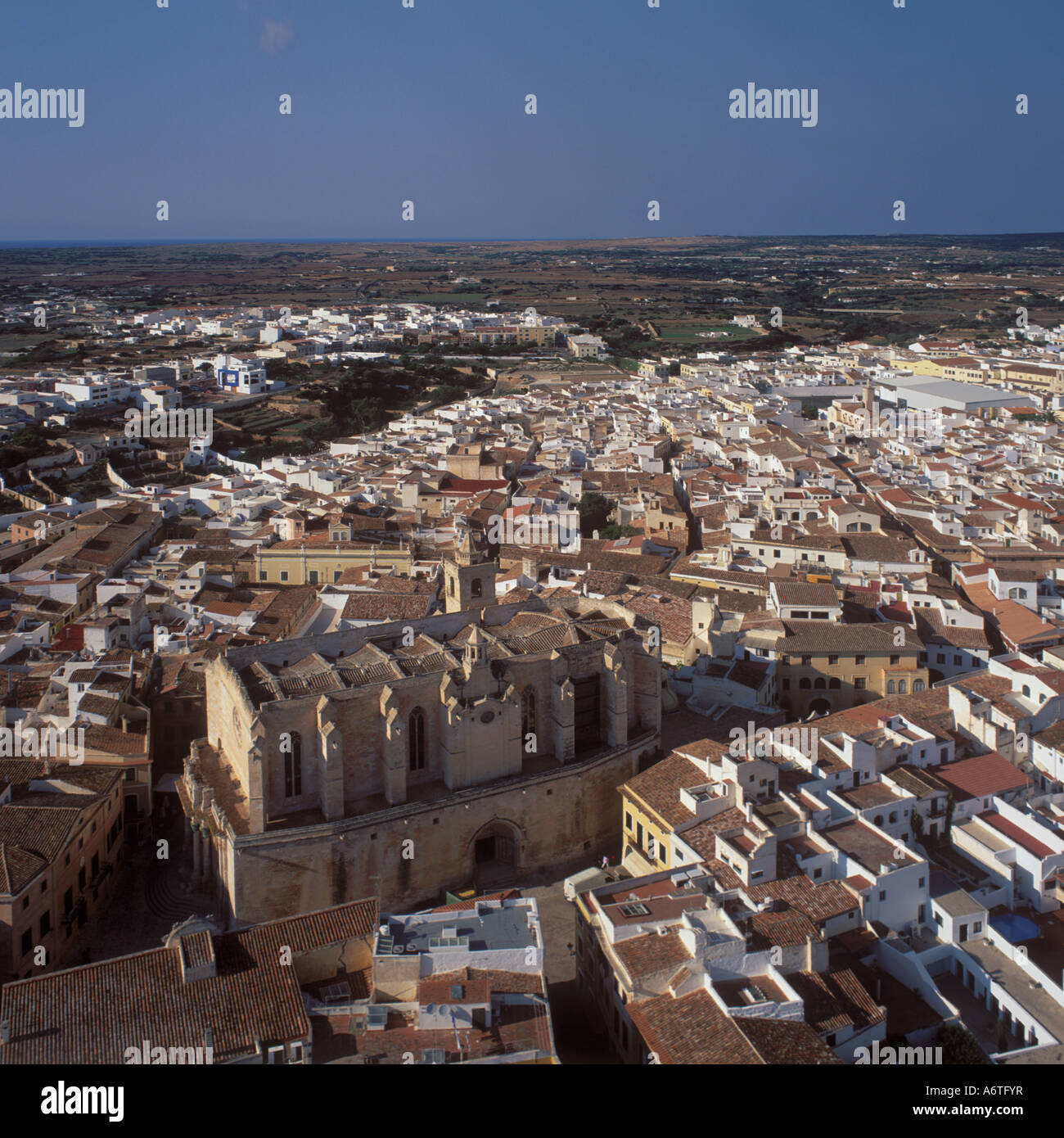 Vista aérea - mirando al norte a través de la Catedral de Ciutadella en la ciudad de Ciutadella, en la costa oeste / Ciutadella Menorca / Menorca. Foto de stock