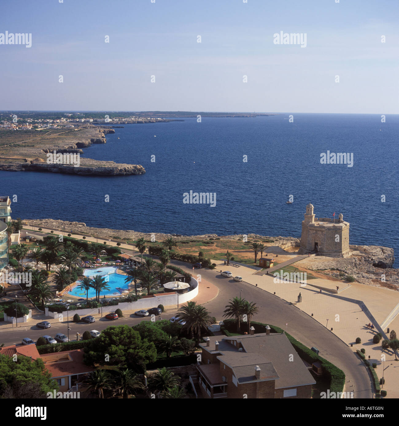 Vista aérea - Mirando hacia el sur durante el siglo XVII el Castillo de San Nicolás, la Ciudadela / Ciutadella, Menorca / Costa Oeste de Menorca. Foto de stock