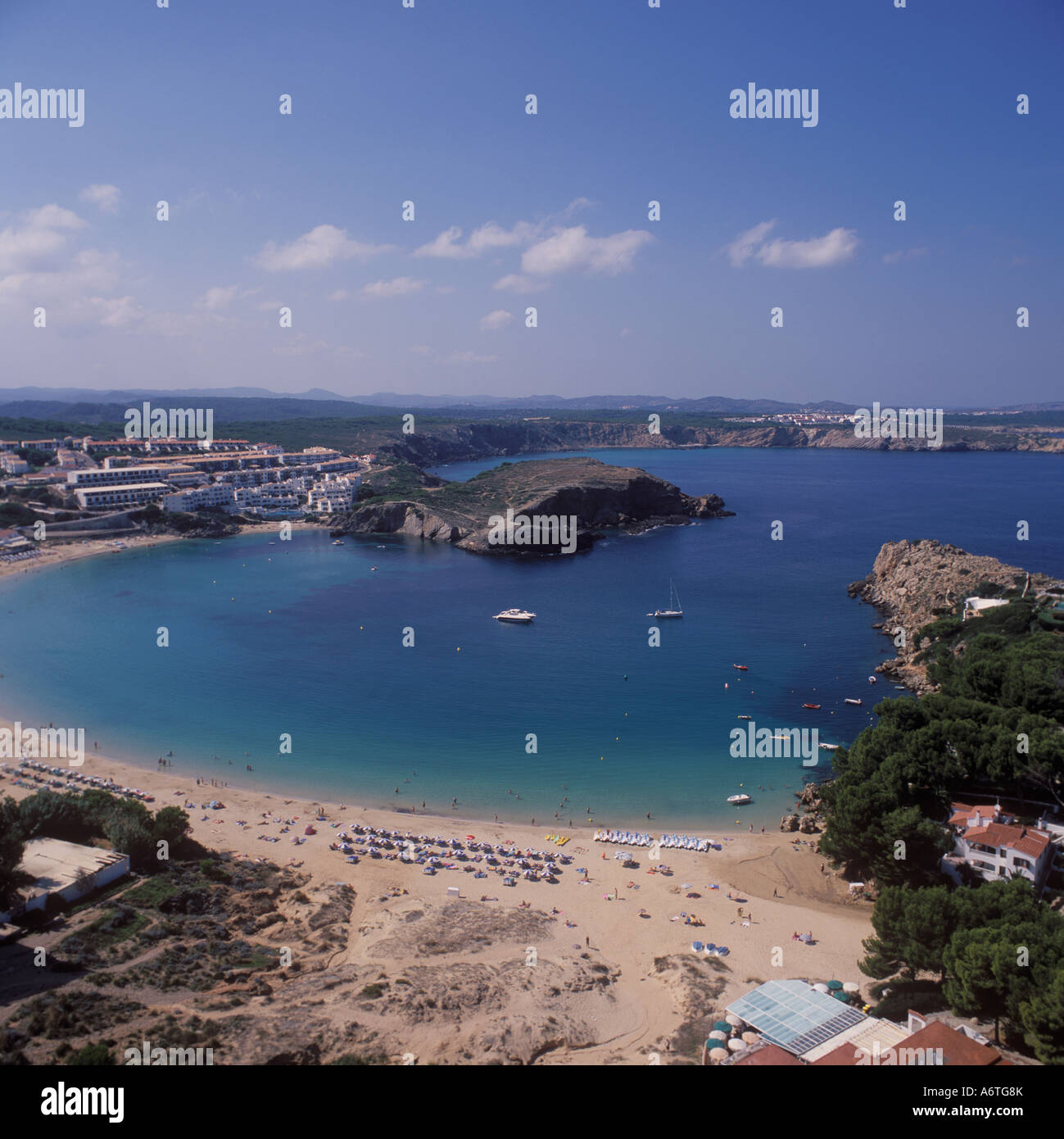 Vista aérea - playa Bahía + + + urbanización cabecero mirando al norte oeste - Arenal d'en Castell, costa norte de Menorca / Menorca Foto de stock
