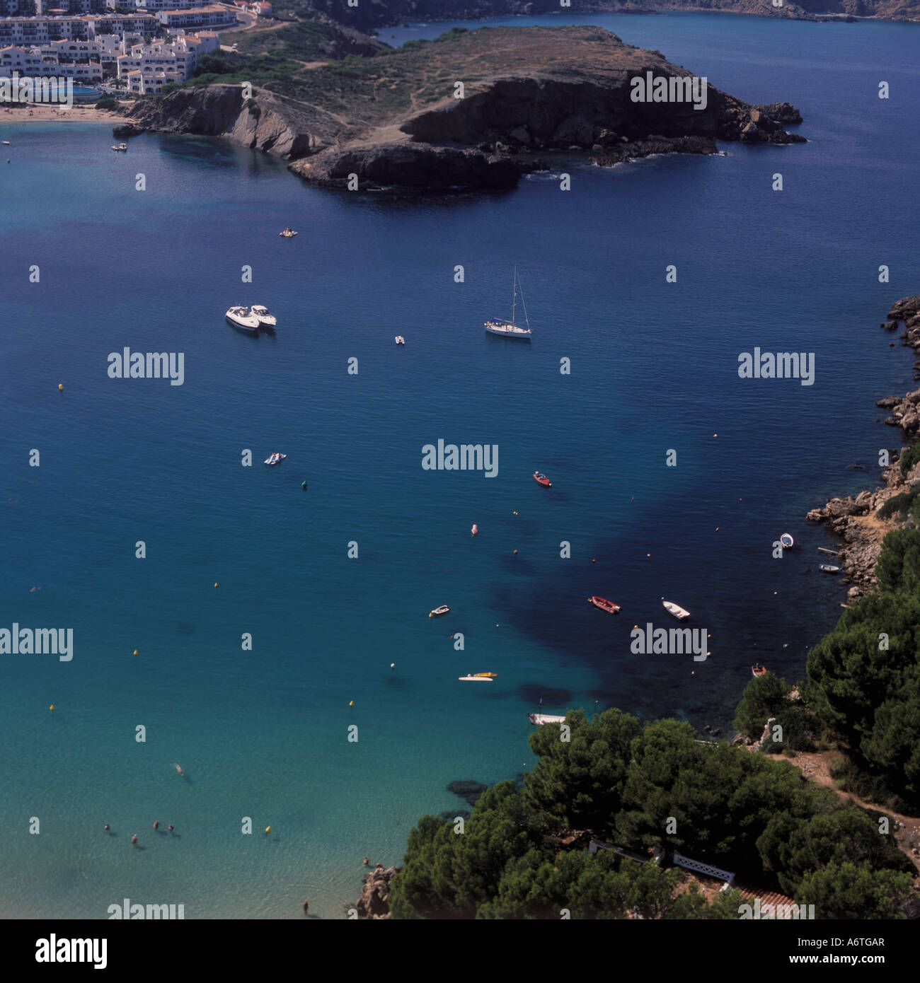 Vista aérea - sección de bahía con amarran embarcaciones de recreo mirando al Oeste - Arenal d'en Castell, costa norte de Menorca / Menorca. Foto de stock