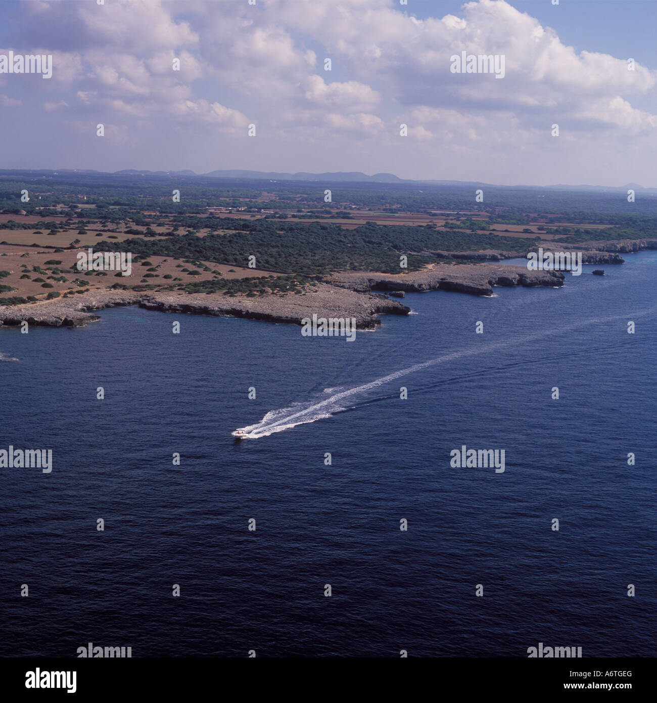 Vista aérea - embarcaciones de recreo bajo potencia - Sur Oeste de Menorca / Menorca, Islas Baleares, España. 20 de septiembre de 2006. Foto de stock