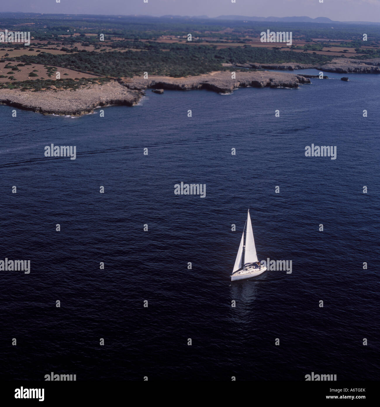 Vista aérea - yate a lo largo de la pintoresca costa sur - Oeste de Menorca / Menorca, Islas Baleares, España. 20 de septiembre del 2006. Foto de stock