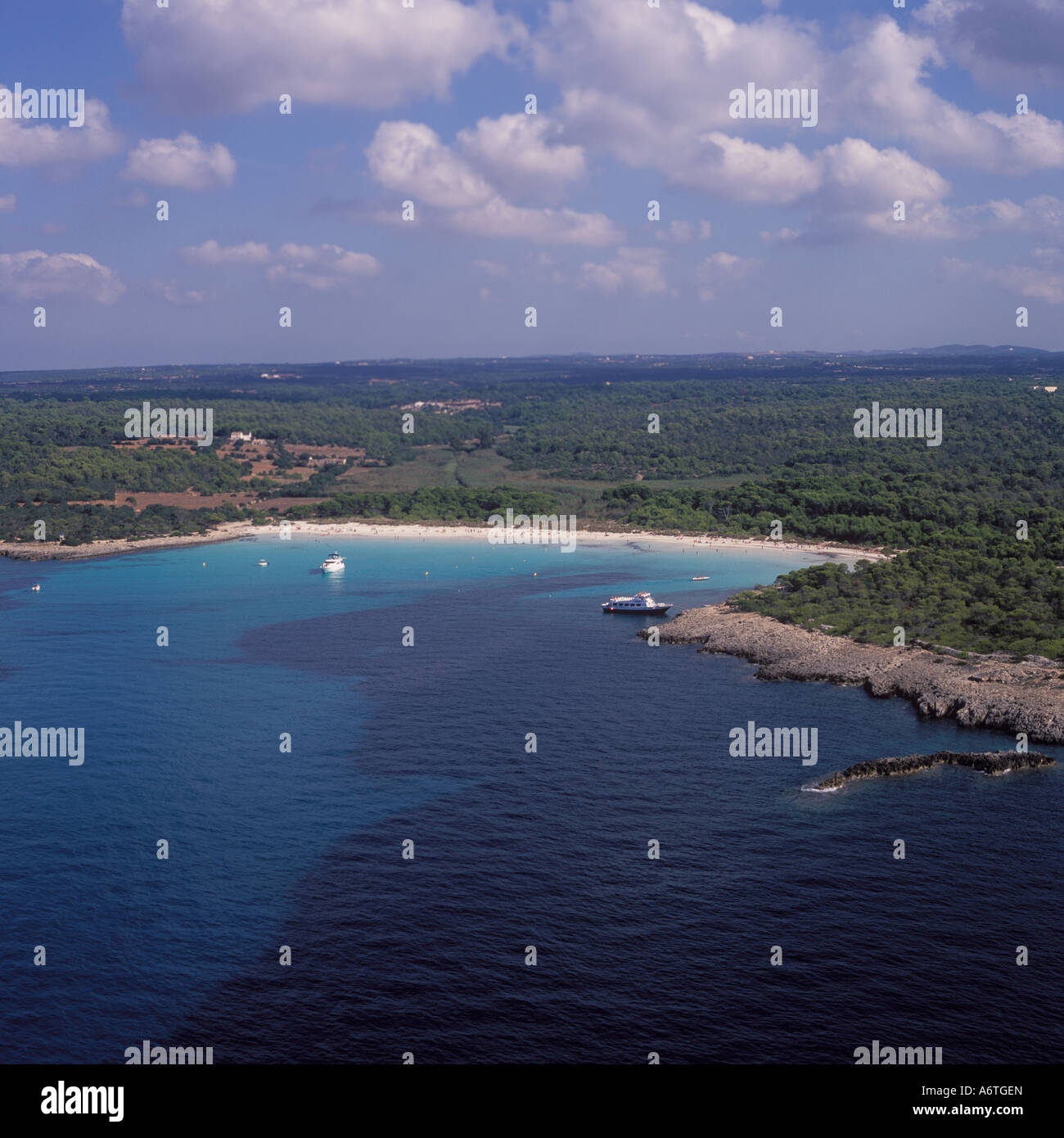 Vista aérea - recreo fondeados en cala remota / cala con playa larga - Sur Oeste de Menorca / Menorca, Baleares Islan Foto de stock