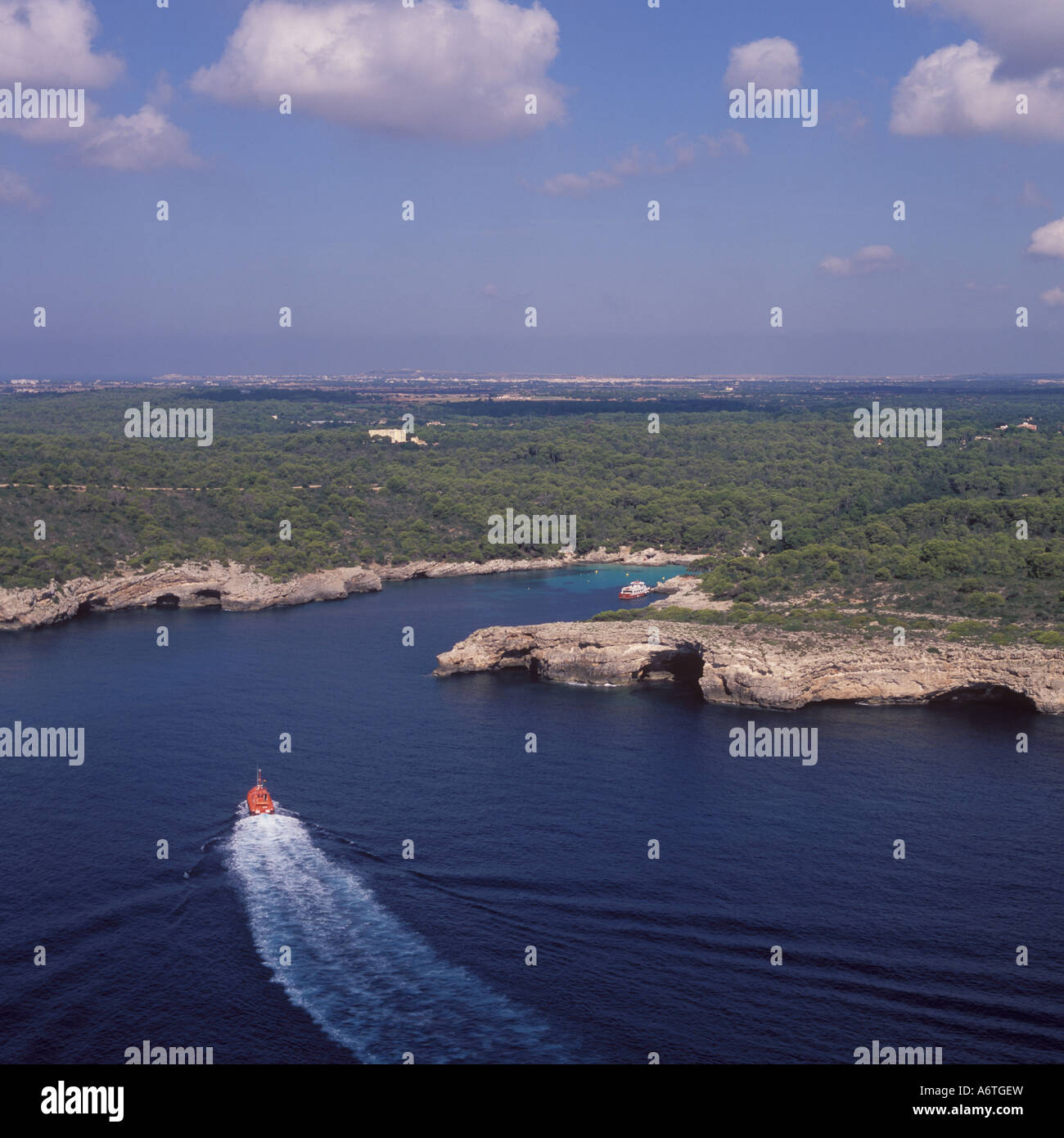Vista aérea - buque Guardacostas acercando a una cala rocosa remoto / bay / anchorage - Sur Oeste de Menorca / Menorca, Baleares Islan Foto de stock