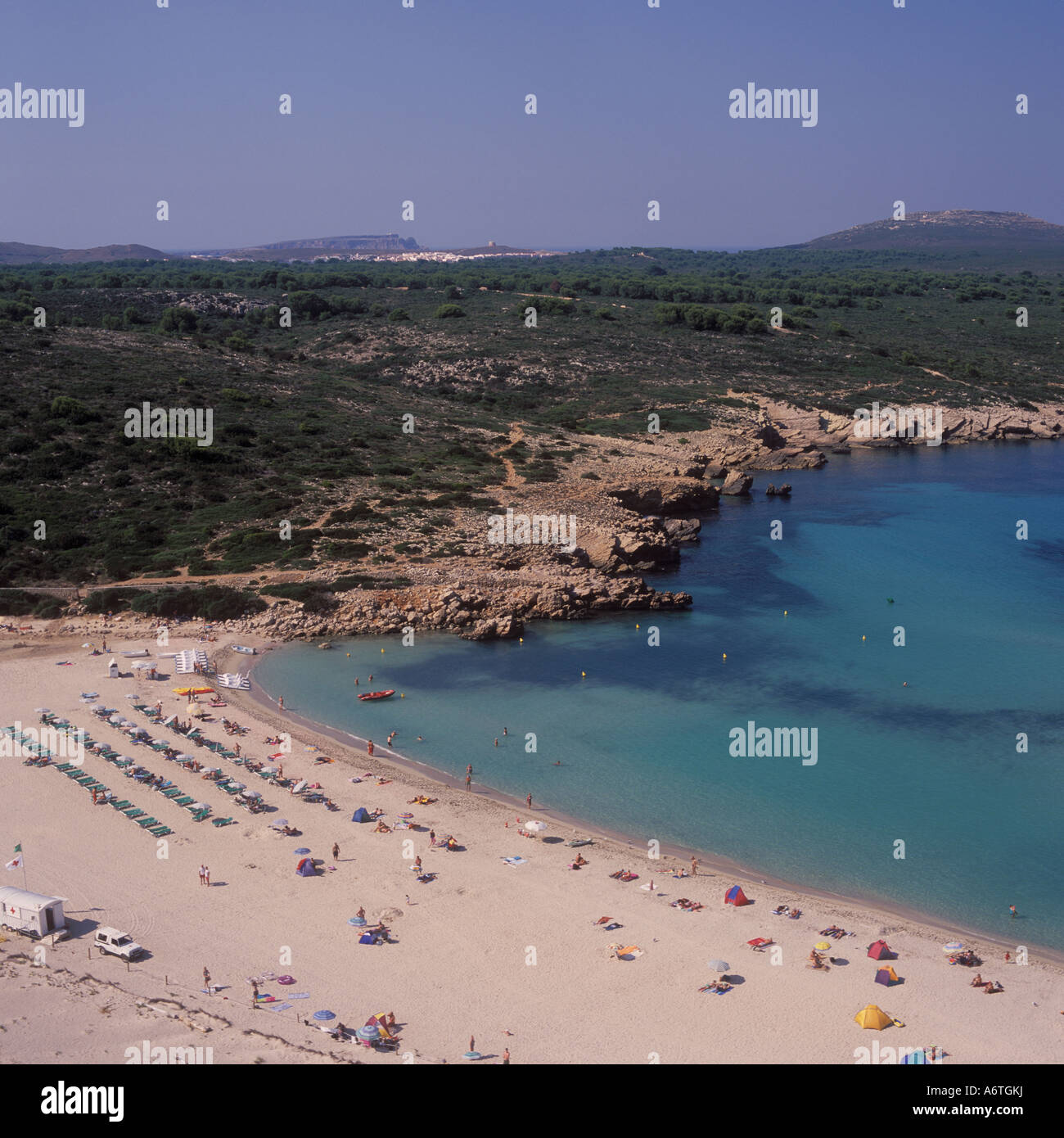 Vista aérea - popular playa de Son Parc mirando al norte al oeste hacia la costa norte de Fornells - Menorca / Menorca, Islas Baleares Foto de stock