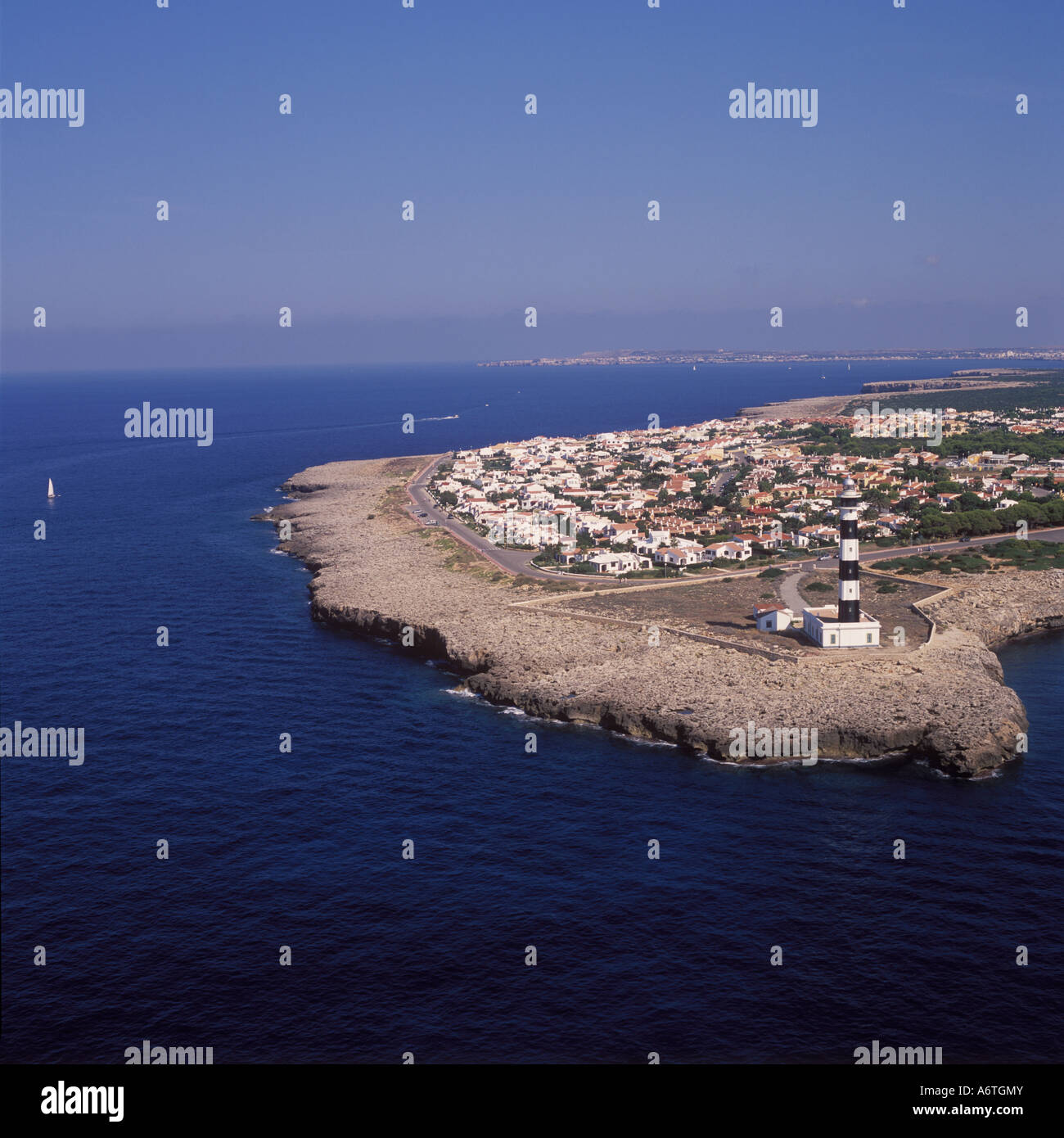 Vista aérea - Faro de Cap d'Artrutx mirando al norte oeste, cerca de Cala en Bosc ( Cala en Bosch ), costa sur oeste de Menorca. Foto de stock