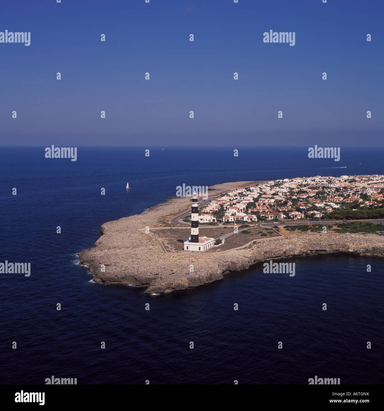 Vista aérea - Faro de Cap d'Artrutx mirando al norte, cerca de Cala en Bosc ( Cala en Bosch ), costa sur oeste de Menorca / Menorca. Foto de stock