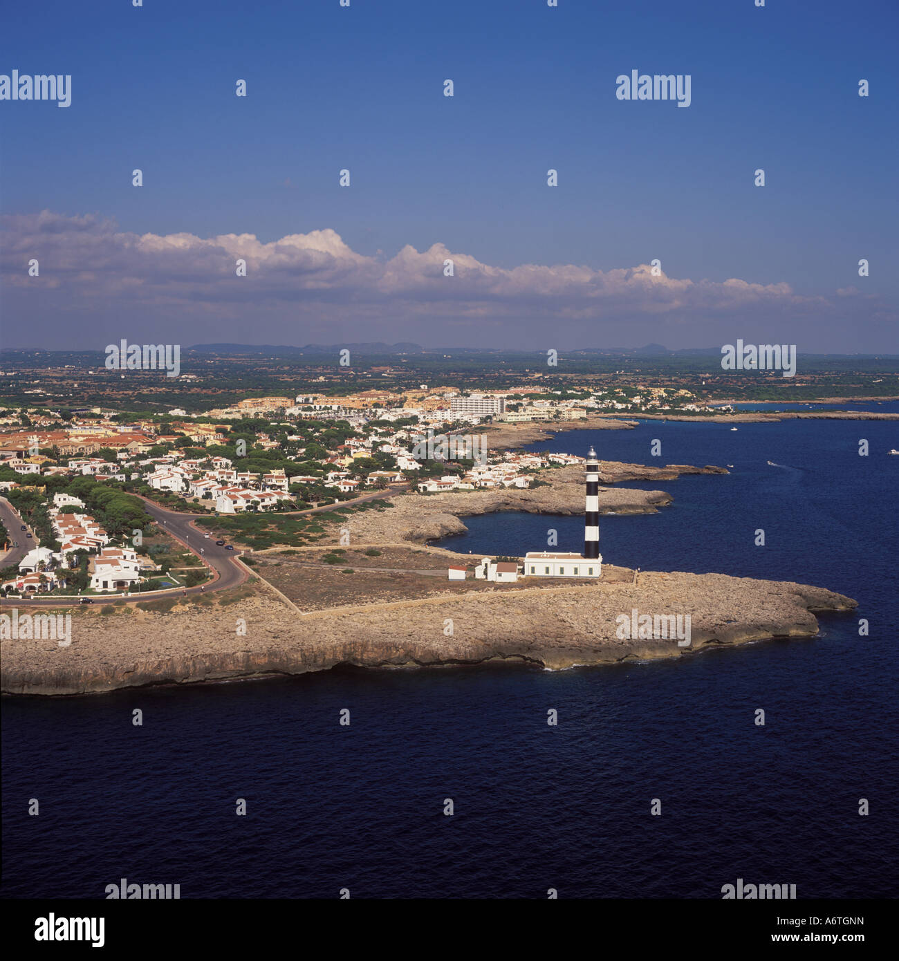 Vista aérea - Faro de Cap d'Artrutx mirando hacia el este hacia Cala en Bosc ( Cala en Bosch ), costa sur oeste de Menorca / M Foto de stock