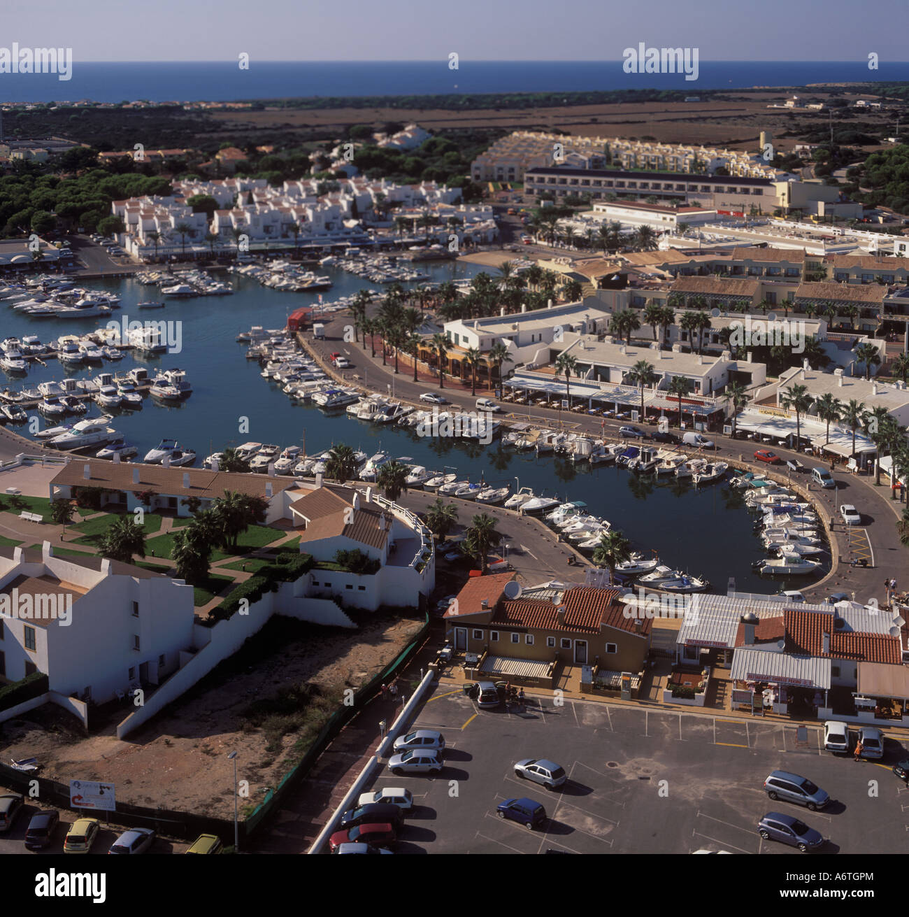 Vista aérea - Mirando hacia el oeste sobre el puerto deportivo y las instalaciones del complejo de Cala en Bosc ( Cala en Bosch ), costa sur oeste Menorc Foto de stock