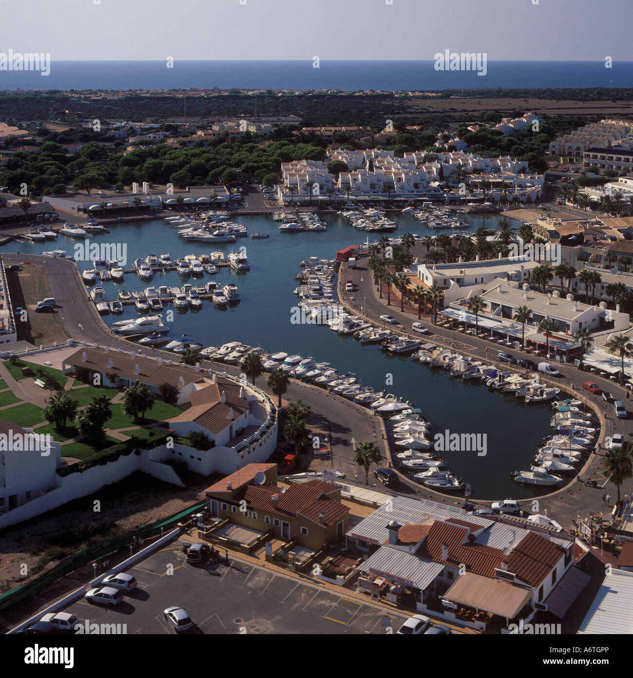Vista aérea - Mirando hacia el oeste sobre el puerto deportivo y las instalaciones del complejo de Cala en Bosc ( Cala en Bosch ), costa sur oeste Menorc Foto de stock