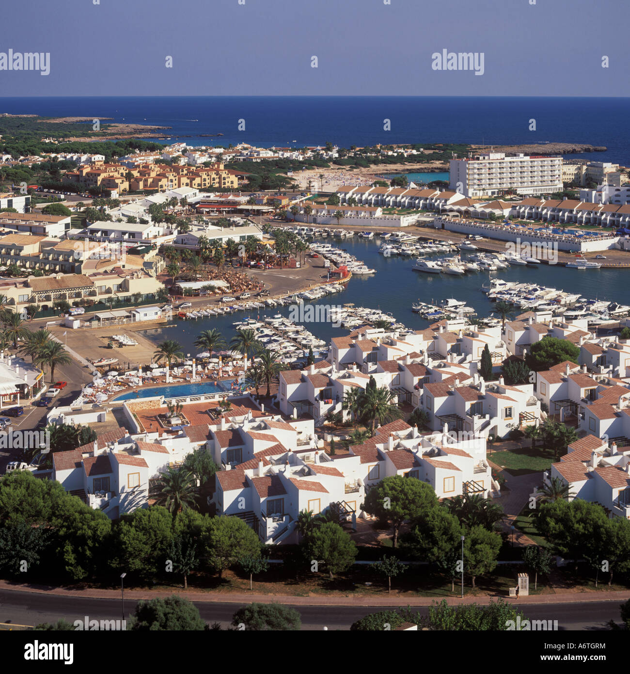Vista aérea - Mirando hacia el puerto deportivo y el resort de Cala en Bosc ( Cala en Bosch ) Menorca, Islas Baleares, España. Foto de stock