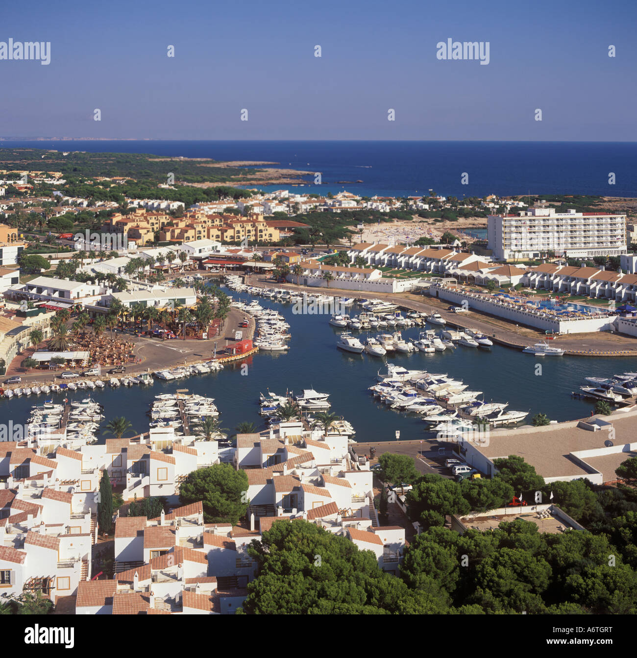 Vista aérea - Mirando hacia el puerto deportivo y el resort de Cala en Bosc ( Cala en Bosch ) Menorca, Islas Baleares, España. Foto de stock