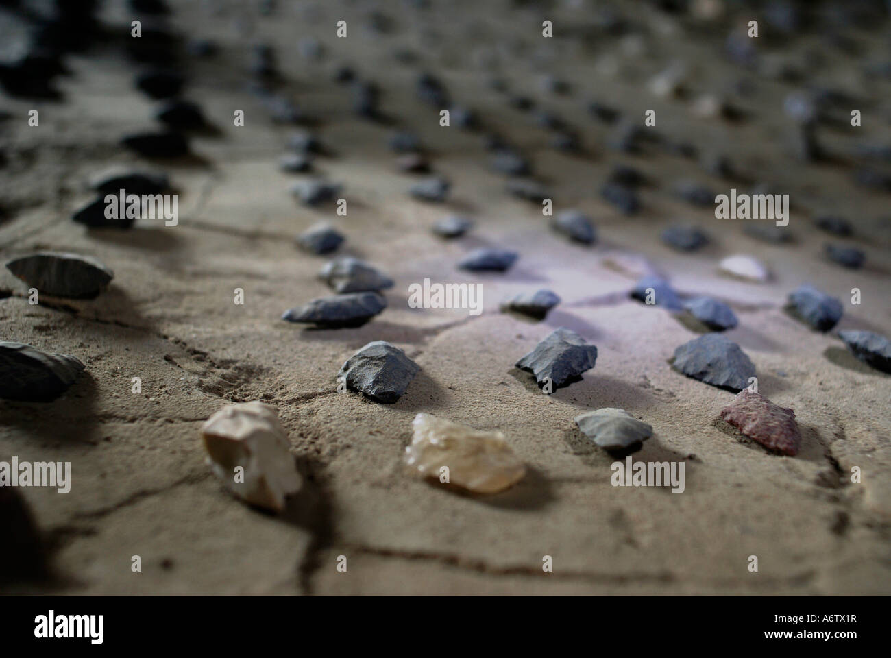 Puntas de flecha prehistóricas en una cueva, Uyuni Altiplano, Bolivia