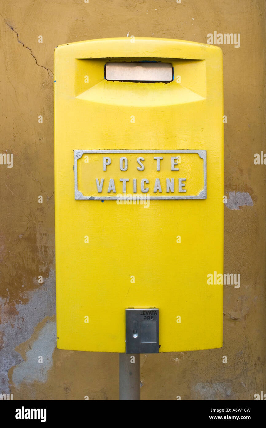 Buzón amarillo del Vaticano Post (Poste Vaticane), Vaticano, Roma, Italia Europa Foto de stock