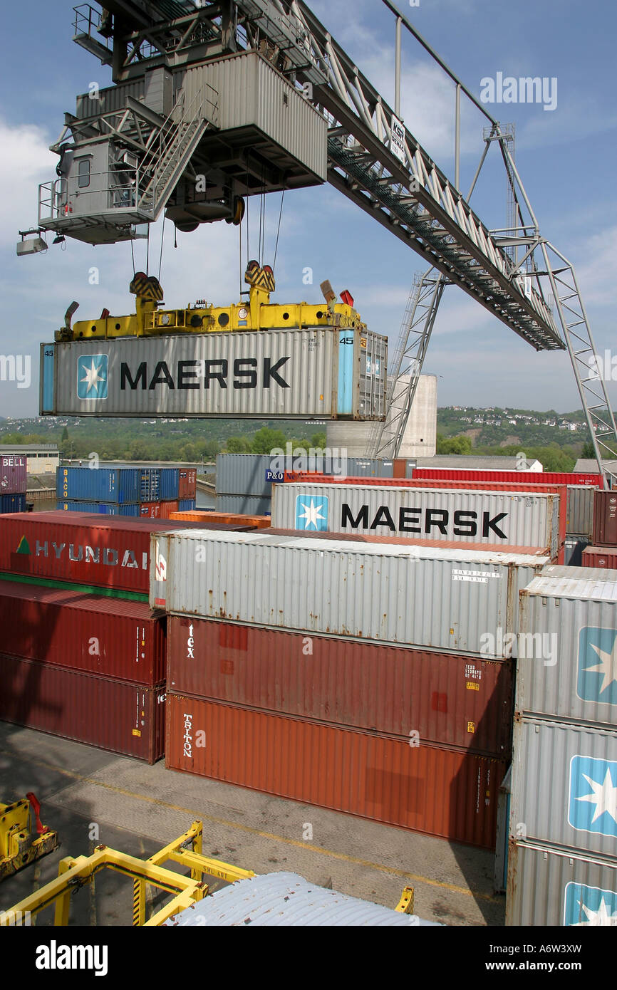 Una grúa pórtico cargando contenedores encajables .Koblenz, Renania-Palatinado, Alemania Foto de stock