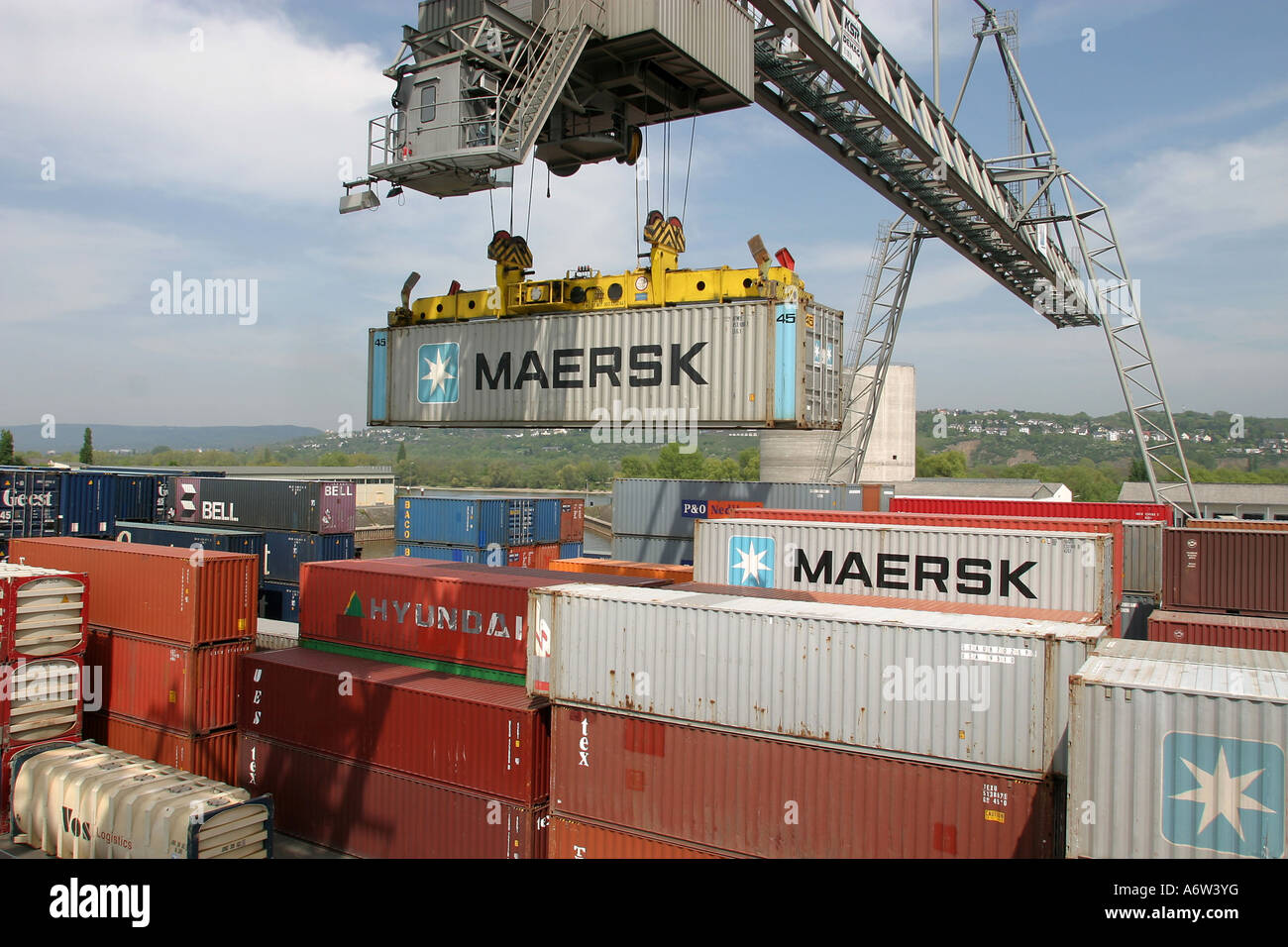 Una grúa pórtico cargando contenedores encajables . Koblenz, Renania-Palatinado, Alemania Foto de stock
