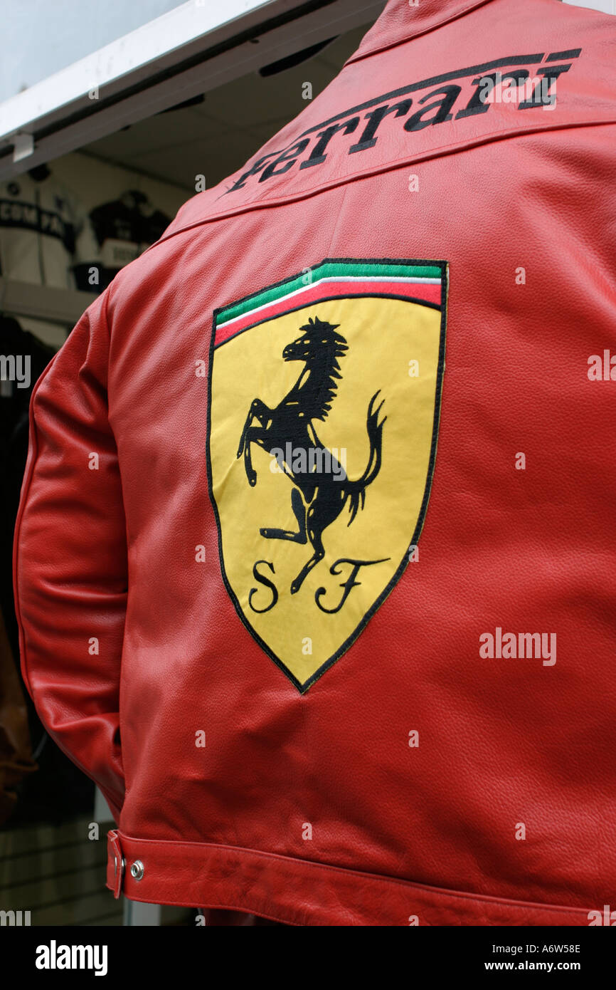 Chaqueta de cuero rojo con el logo de Ferrari en la parte posterior  Fotografía de stock - Alamy