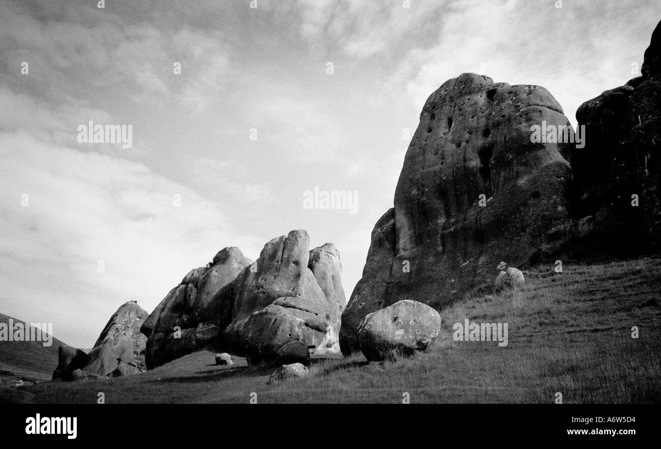 Una pintoresca Fotografía en blanco y negro de los maoríes de Nueva Zelandia piedras Foto de stock