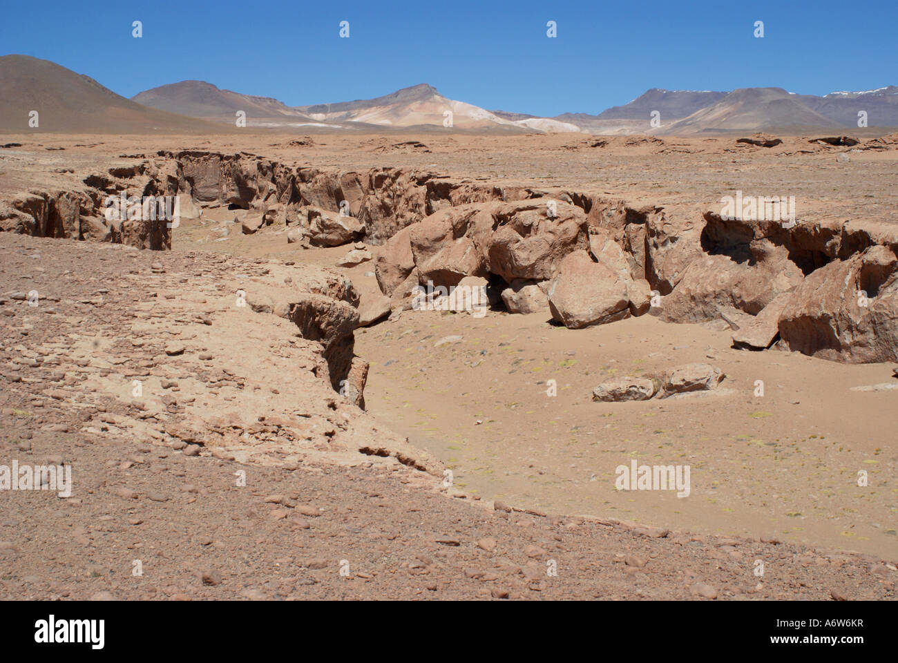 Rift causada por un terremoto, Uyuni Altiplano, Bolivia Foto de stock