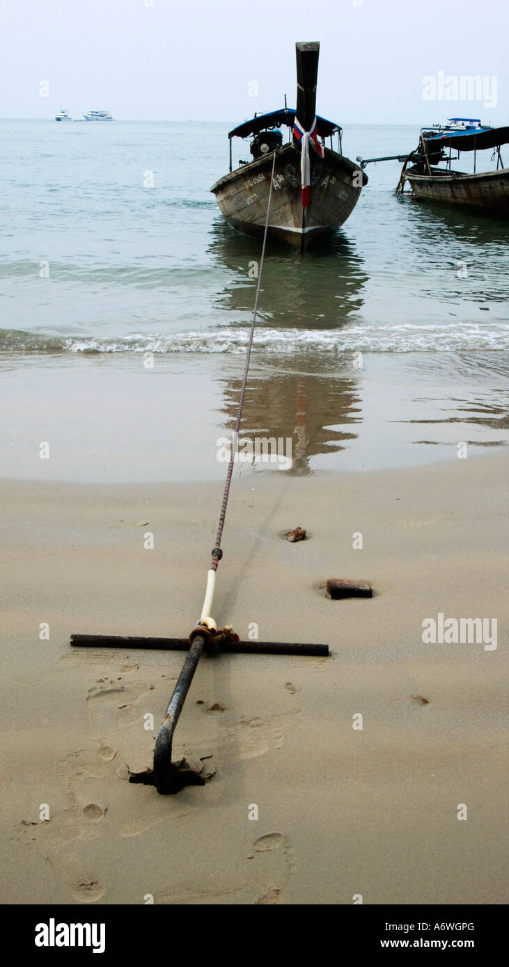 Bote de cola larga en la playa de Ao Nang, en Krabi en Tailandia Foto de stock