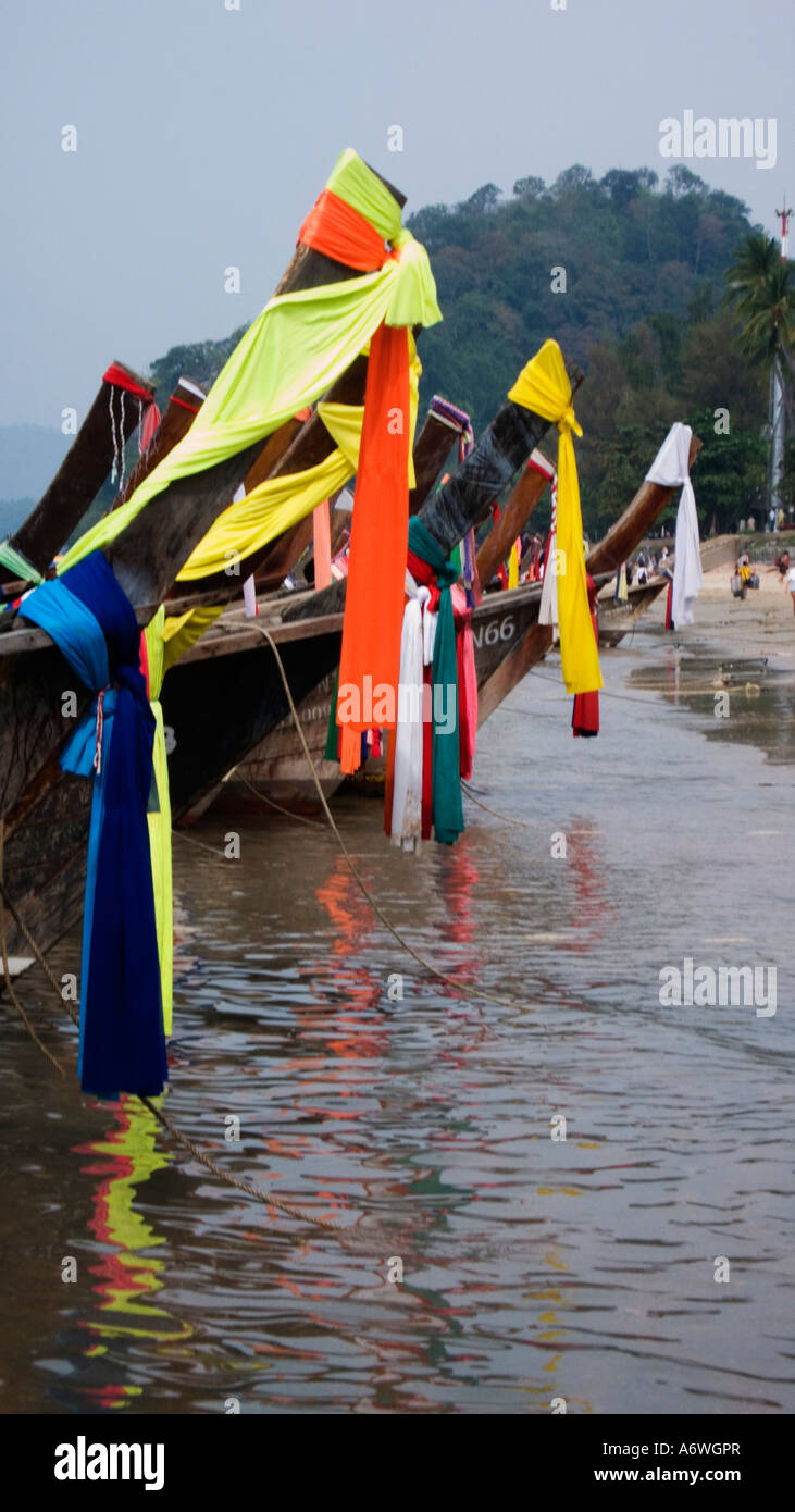 Botes de cola larga en la playa de Ao Nang, en Krabi en Tailandia Foto de stock