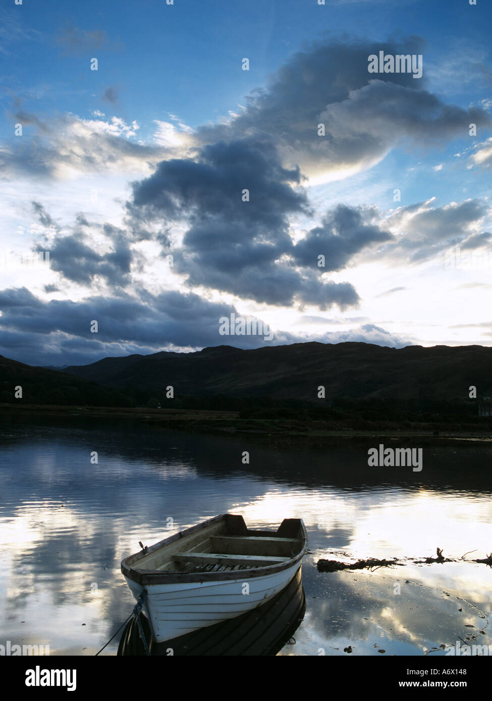 GLENELG Highlands Escocesas UK el sol se eleva sobre el río Glenelg con un barco amarrado en primer plano Foto de stock