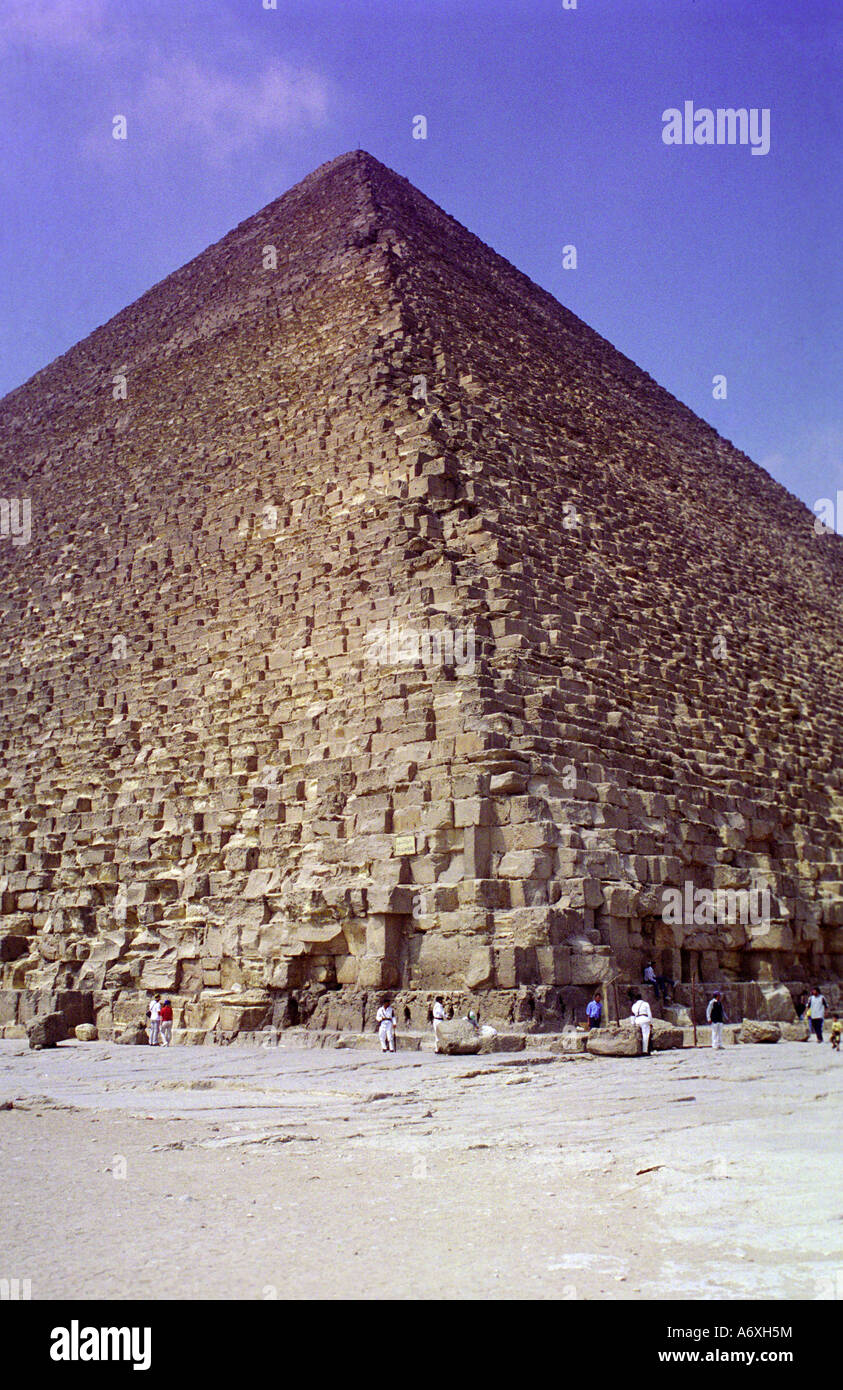Mirando hacia arriba desde la base de la Gran Pirámide de Giza la necrópolis de El Cairo Egipto Foto de stock