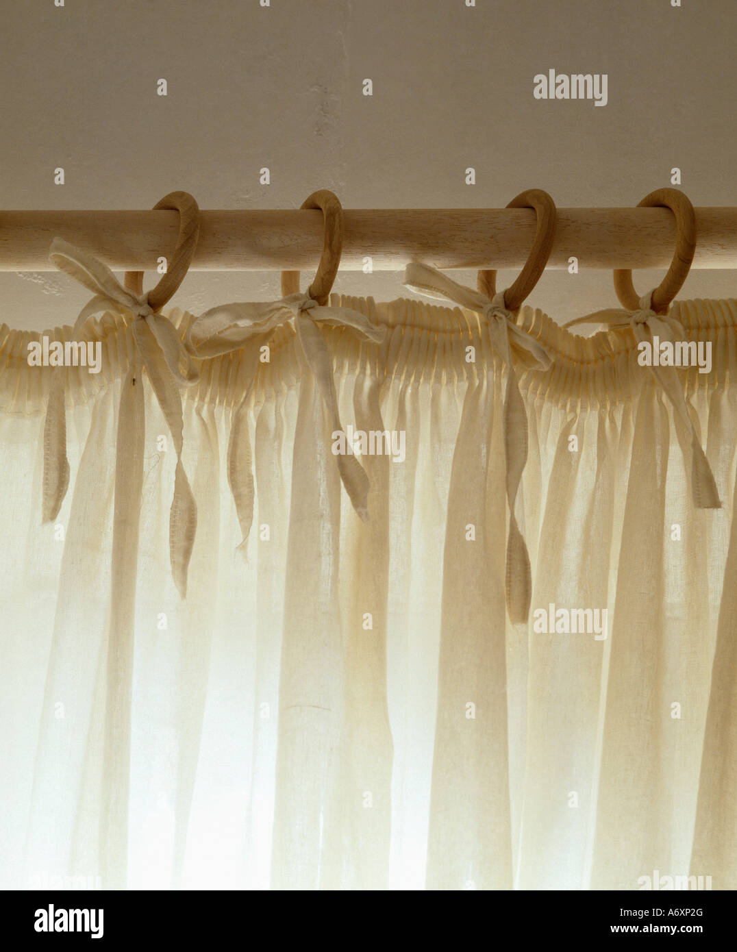 Close-up de algodón crema las cortinas en madera palo de cortina Fotografía  de stock - Alamy