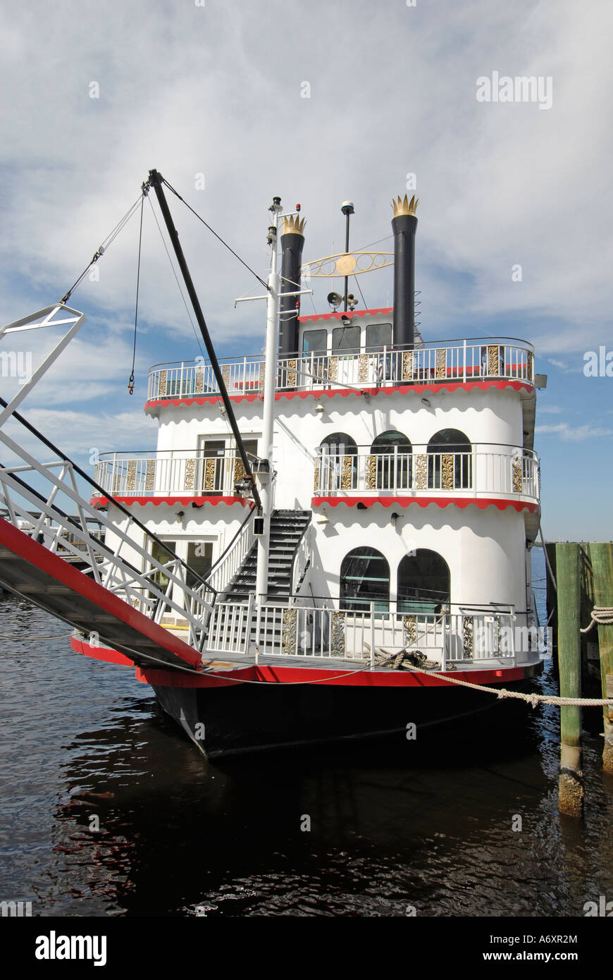 Steamboat el uso de réplicas al transporte de turistas en el centro histórico de Peace River distrito riverfront en Ft Fort Myers Florida FL. Foto de stock