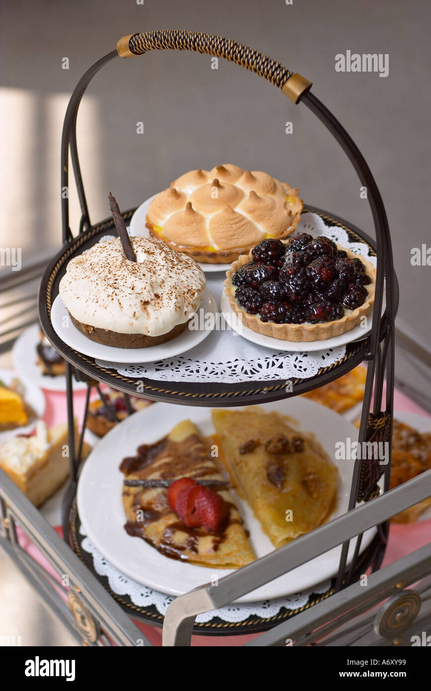 Bandeja de servir con deliciosos postres, frutas, tartas y crepes  Fotografía de stock - Alamy