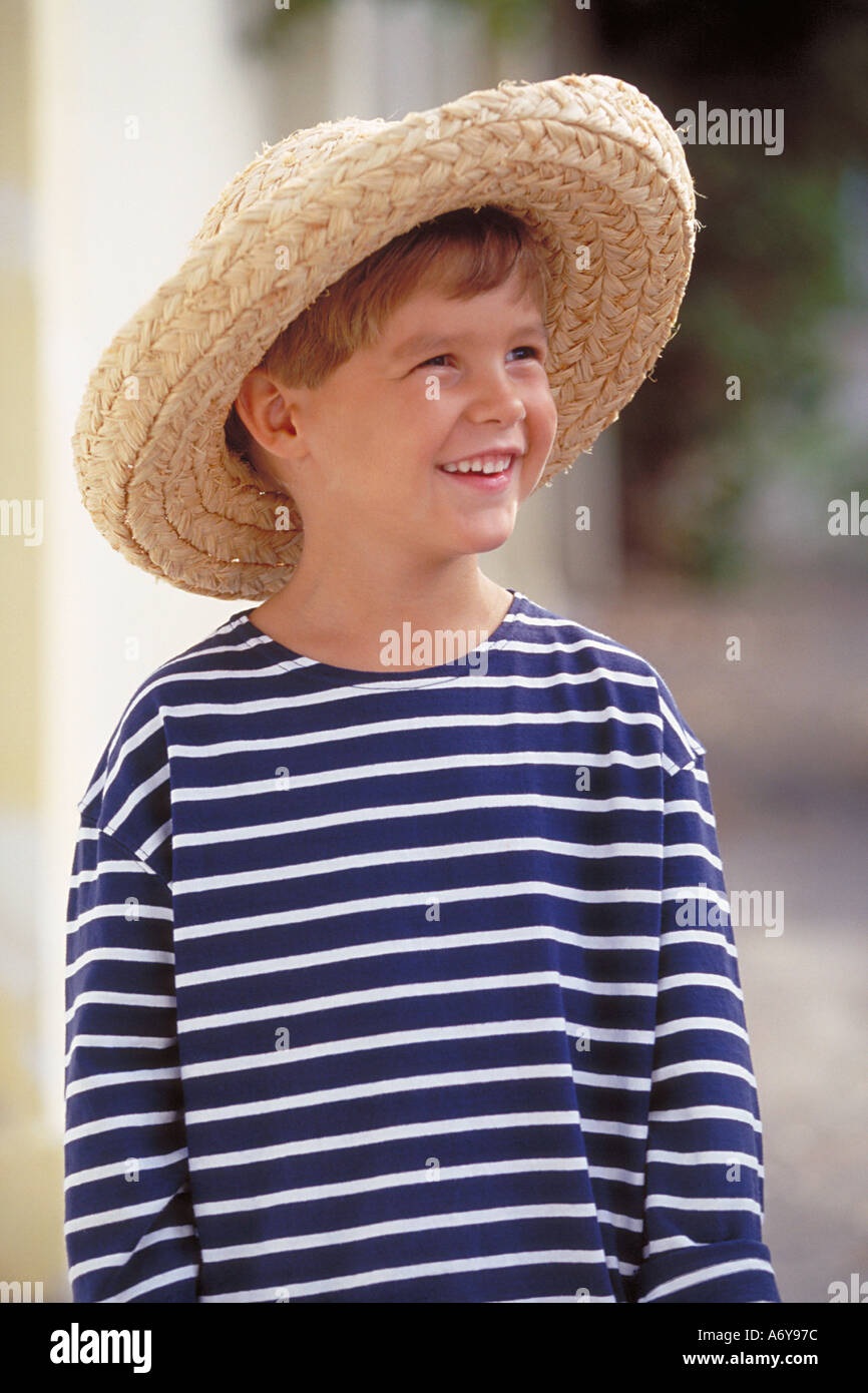 Un Niño Pequeño Con Un Sombrero De Paja. Chico Pequeño Y Tímido Fotos,  retratos, imágenes y fotografía de archivo libres de derecho. Image 82776649