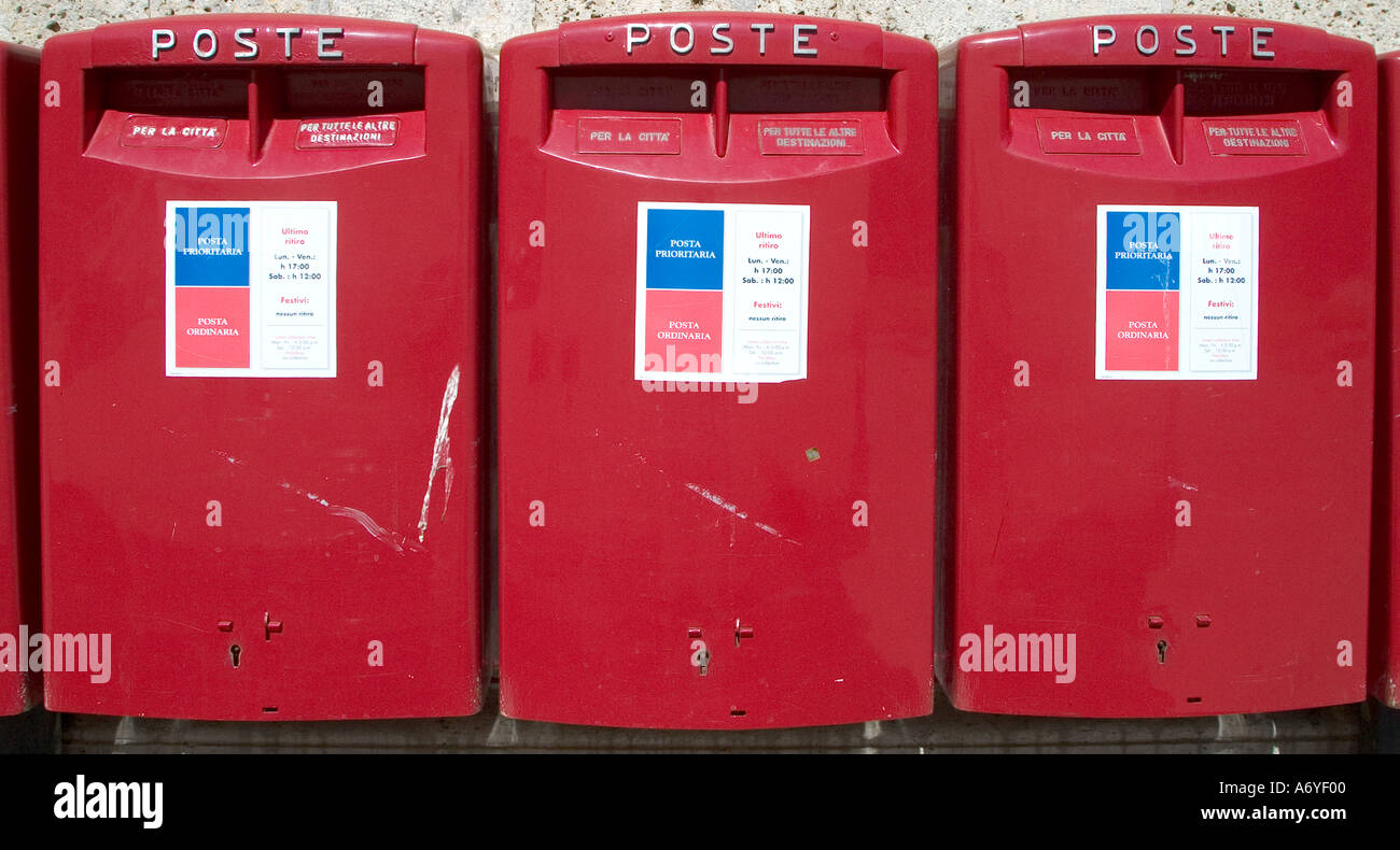 Los buzones de correos italiano una fila Fotografía de stock - Alamy