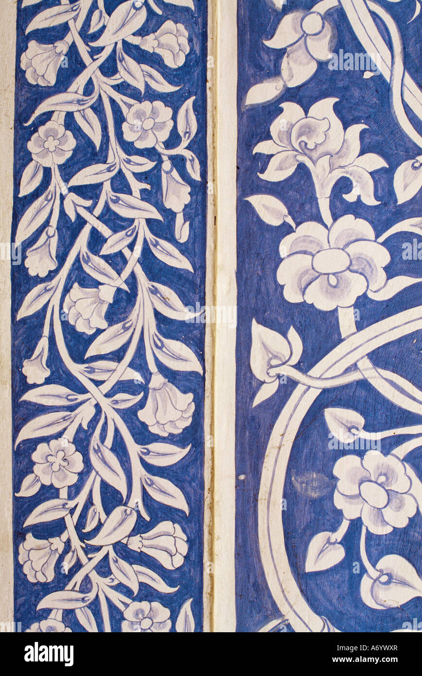 Abstracto o estilizados motivos florales pintados de azul y blanco tiza Mahal hall Palace Jaipur La ciudad del estado de Rajasthan en la India, una Foto de stock