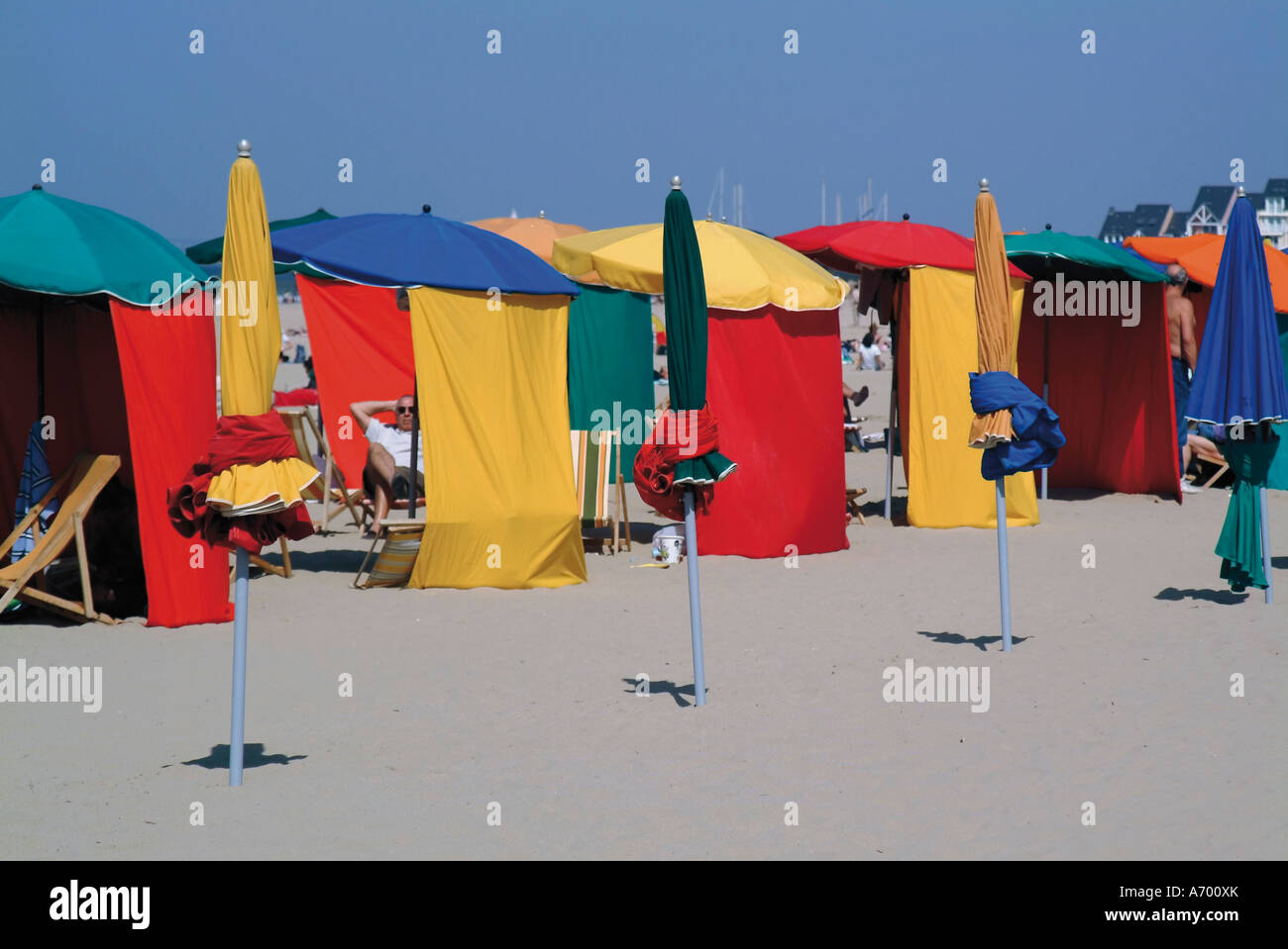 Multicolores carpas y sombrillas de playa Deauville Calvados Normandía  Francia Europa Fotografía de stock - Alamy
