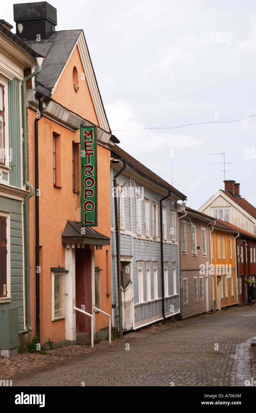 Una escena en la calle del casco antiguo, donde hay muchas casas antiguas de madera únicos. Ciudad Eksjo. Región de Smaland. Suecia, Europa. Foto de stock