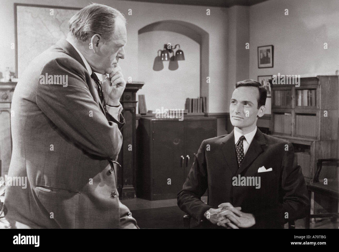 EDGAR WALLACE MISTERIO TEATRO: signo de la retorcida puede serie de televisión británica de 1960 a 1962 con Bernard Lee a la izquierda y David Knight Foto de stock