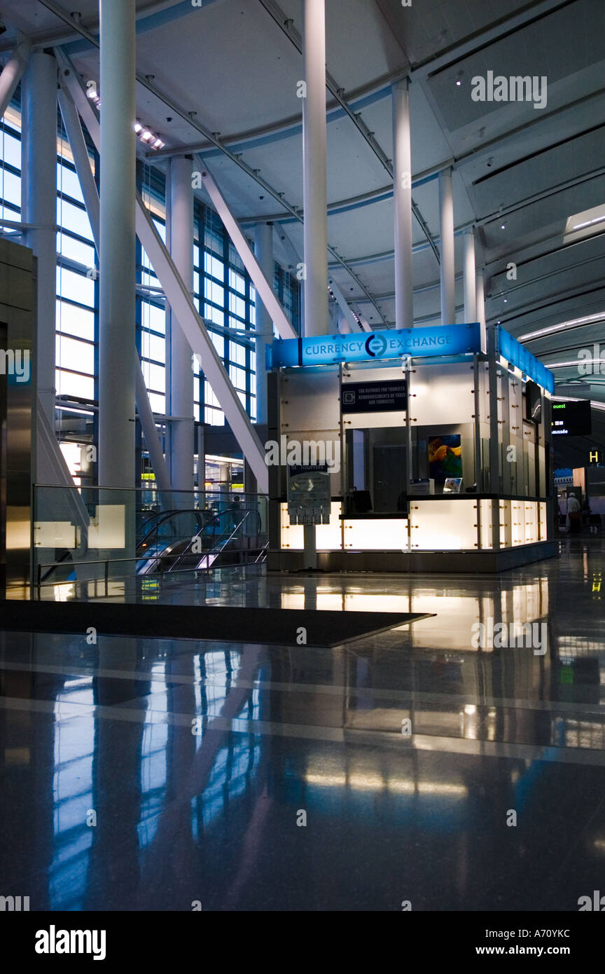 Cambio de divisas stand dentro de T1-Nueva en Canadá el Aeropuerto  Internacional Pearson de Toronto Fotografía de stock - Alamy