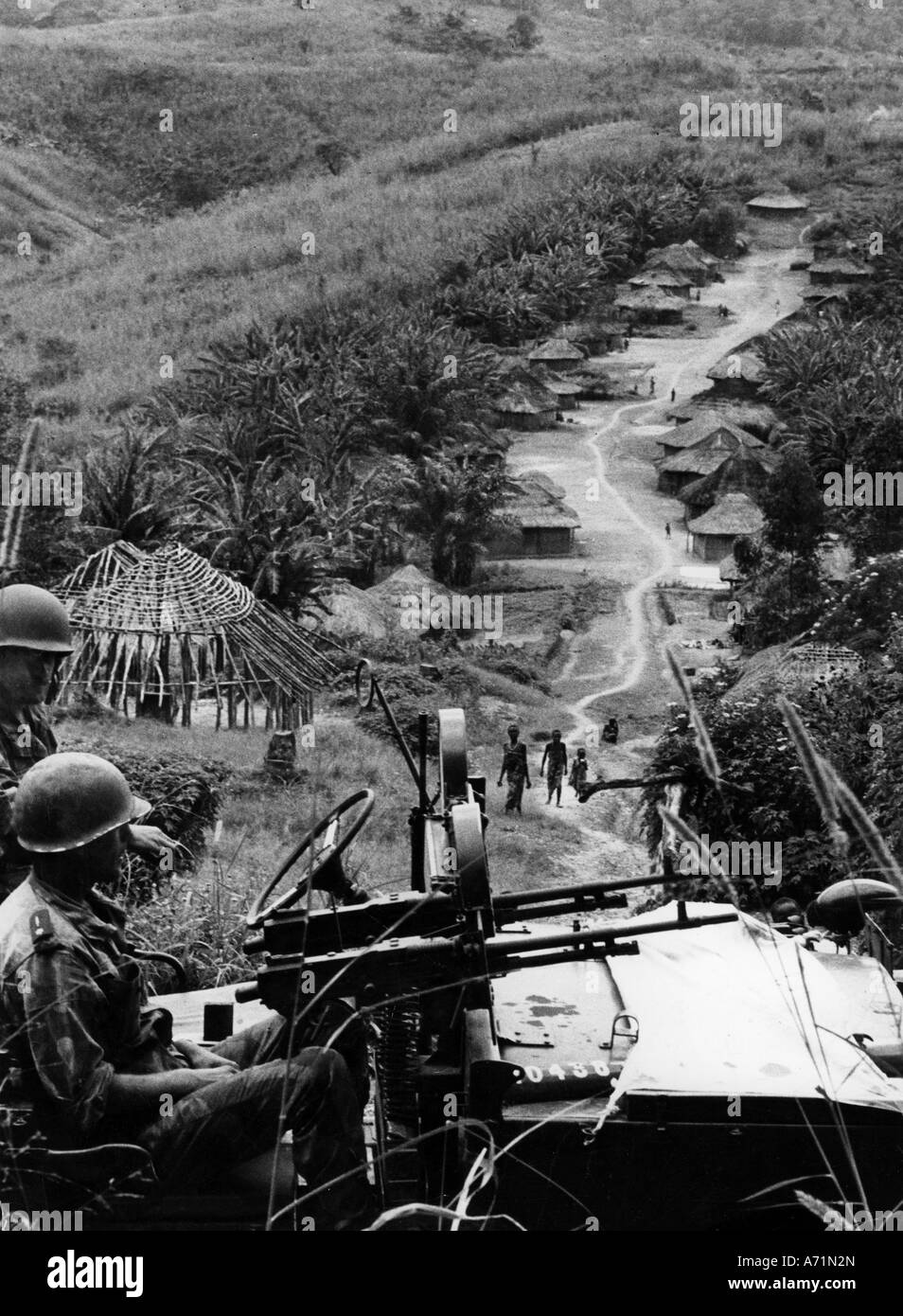 Geografía / viajes, Congo, Simba levantamiento 1964 - 1965, vehículo de los mercenarios sobre un pueblo, Ituri, Provincia Oriental, Diciembre 1964, Foto de stock