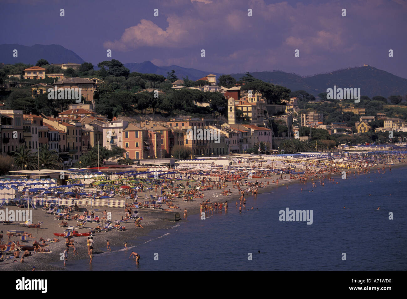 Europa, Italia, Liguria, Celle Ligure, Riviera di Ponente, vista a la playa principal de la ciudad Foto de stock