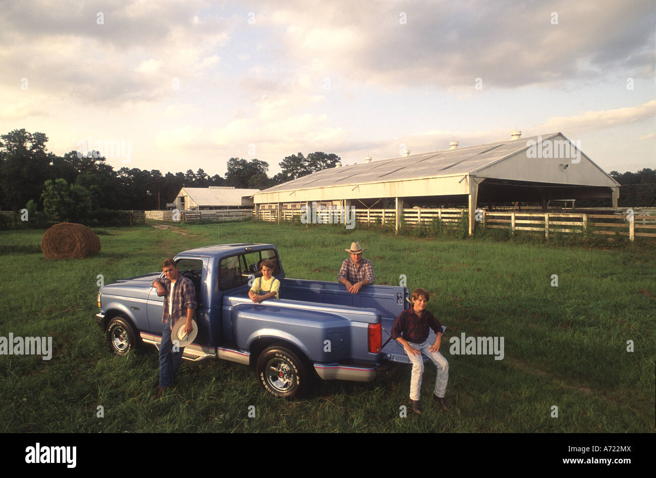 Una familia campesina se reúnen alrededor de su camión para un retrato Foto de stock