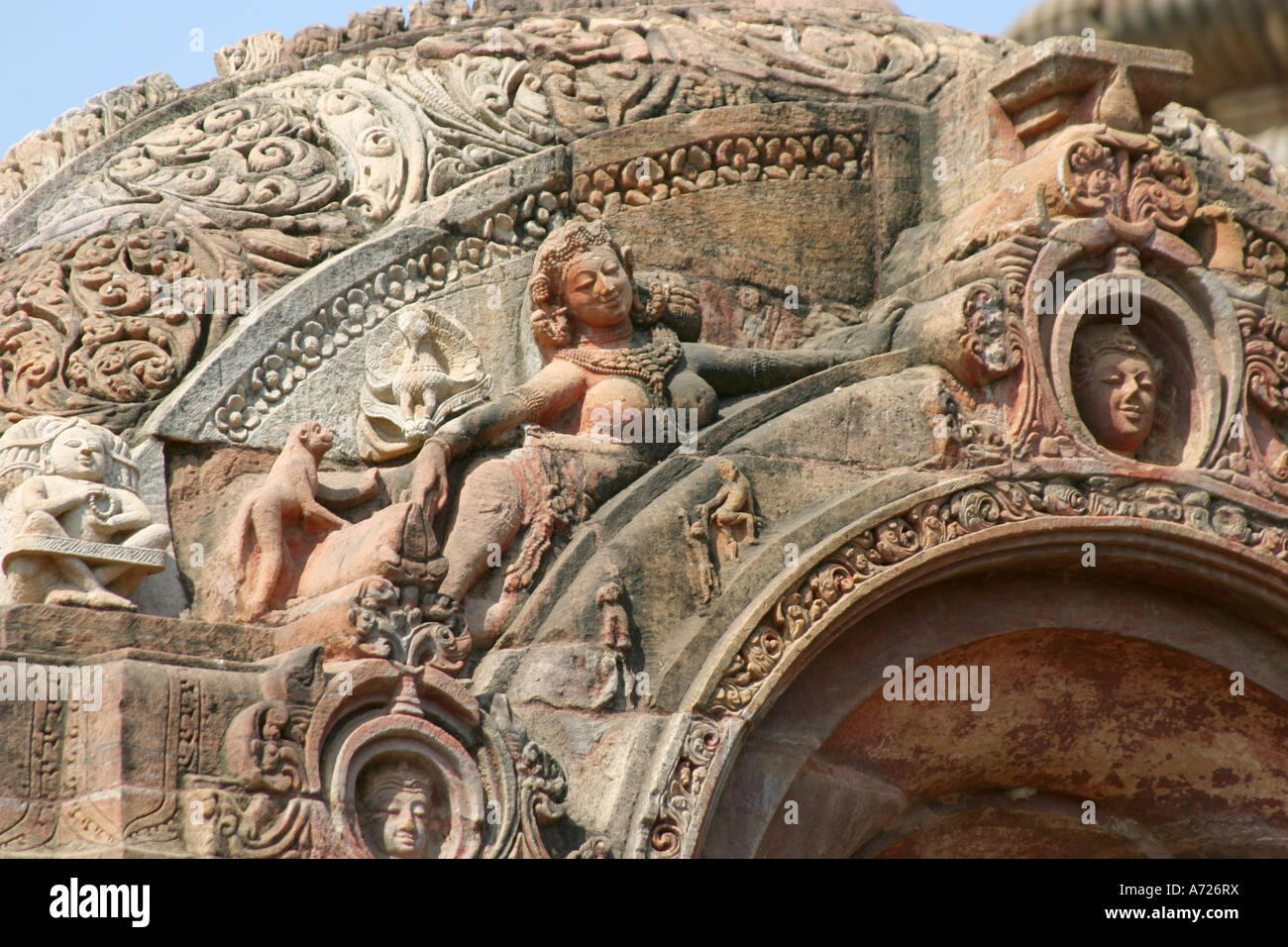 El arco finamente tallados en frente del pequeño Mukteshwar 10th.XXI templo es sobresaliente Foto de stock